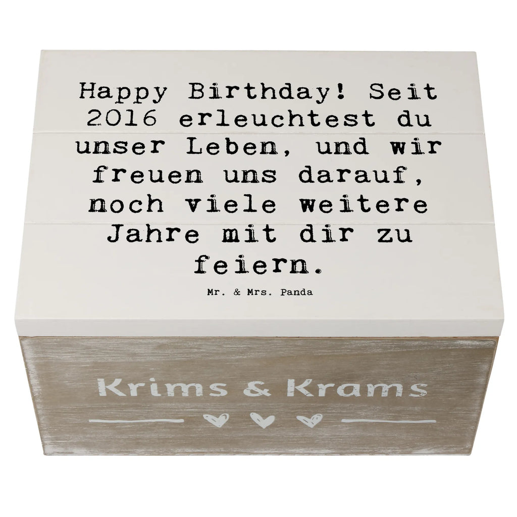 Wooden chest Saying Happy Birthday! Seit 2016 erleuchtest du unser Leben, und wir freuen uns darauf, noch viele weitere Jahre mit dir zu feiern. Holzkisten, Aufbewahrungsbox, aufbewahrungstruhe, truhe holz, Holzbox mit Deckel, Aufbewahrungsbox Holz, box holz, kiste holz, holztruhen, holzschachtel, aufbewahrungsboxen, holzschatulle, Holzkiste mit Deckel, holzkästchen, aufbewahrungskisten, Schatulle, Box aus Holz, Holzboxen, aufbewahrungskiste mit deckel, Holz Aufbewahrungsbox, Holzbox, Holztruhe, Holzkiste, Aufbewahrungskiste, Aufbewahrungsbox aus Holz, Geburtstag, Geburtstagsgeschenk, Geschenk