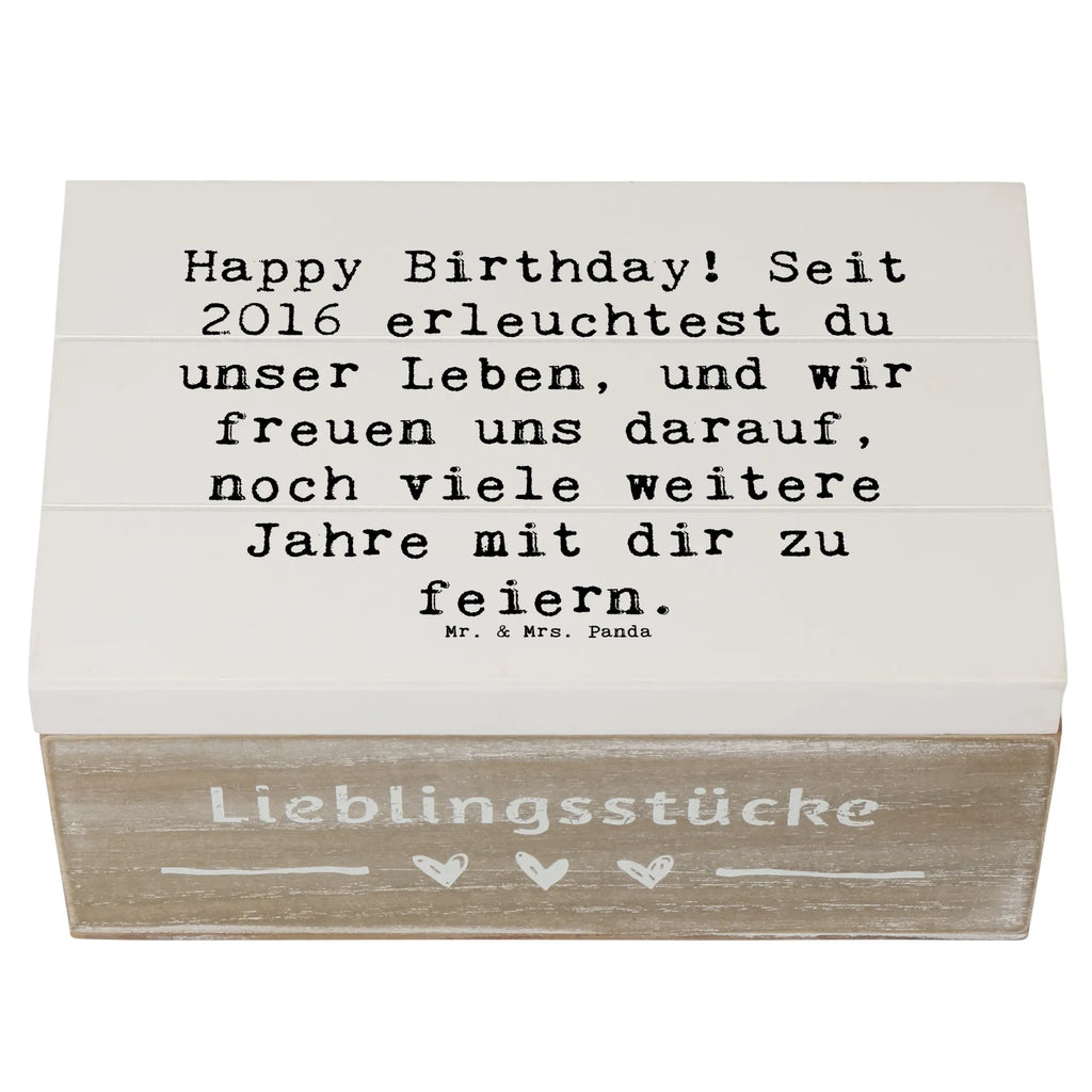 Wooden chest Saying Happy Birthday! Seit 2016 erleuchtest du unser Leben, und wir freuen uns darauf, noch viele weitere Jahre mit dir zu feiern. Holzkisten, Aufbewahrungsbox, aufbewahrungstruhe, truhe holz, Holzbox mit Deckel, Aufbewahrungsbox Holz, box holz, kiste holz, holztruhen, holzschachtel, aufbewahrungsboxen, holzschatulle, Holzkiste mit Deckel, holzkästchen, aufbewahrungskisten, Schatulle, Box aus Holz, Holzboxen, aufbewahrungskiste mit deckel, Holz Aufbewahrungsbox, Holzbox, Holztruhe, Holzkiste, Aufbewahrungskiste, Aufbewahrungsbox aus Holz, Geburtstag, Geburtstagsgeschenk, Geschenk