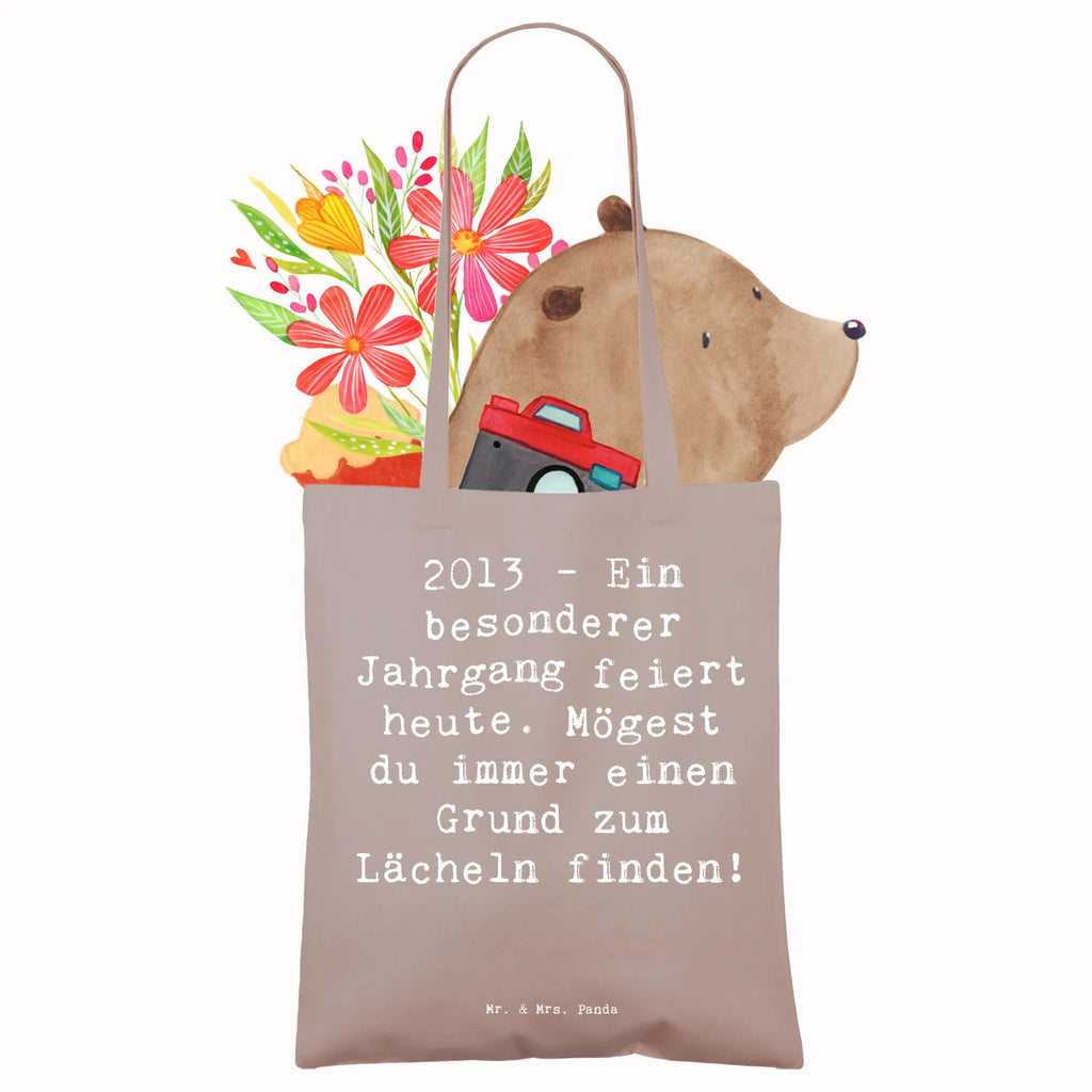 Tote bag Saying 2013 - Ein besonderer Jahrgang feiert heute. Mögest du immer einen Grund zum Lächeln finden! Beuteltasche, Beutel, Einkaufstasche, Jutebeutel, Stoffbeutel, Tasche, Shopper, Umhängetasche, Strandtasche, Schultertasche, Stofftasche, Tragetasche, Badetasche, Jutetasche, Einkaufstüte, Laptoptasche, Geburtstag, Geburtstagsgeschenk, Geschenk