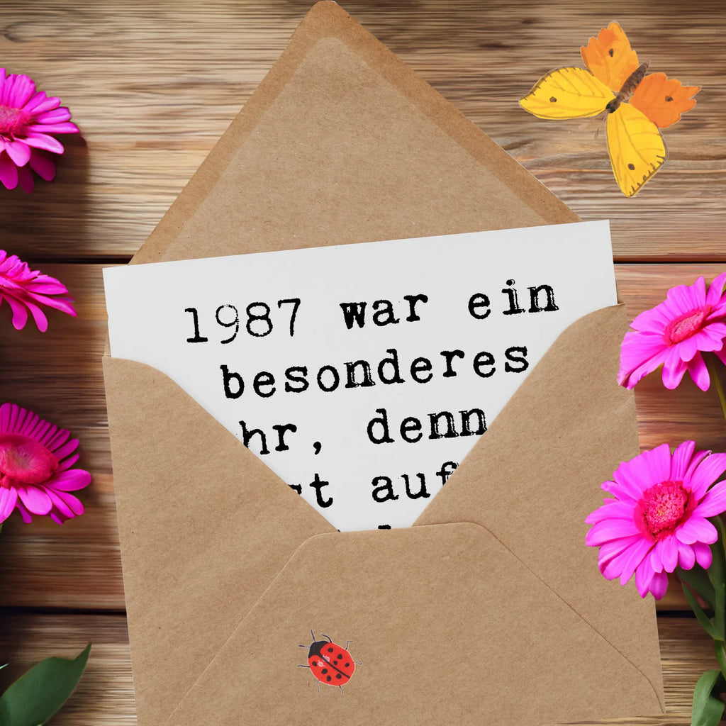 Deluxe Card Saying 1987 war ein besonderes Jahr, denn du kamst auf die Welt. Herzlichen Glückwunsch! Karte, Grußkarte, Klappkarte, Einladungskarte, Glückwunschkarte, Hochzeitskarte, Geburtstagskarte, Hochwertige Grußkarte, Hochwertige Klappkarte, Geburtstag, Geburtstagsgeschenk, Geschenk
