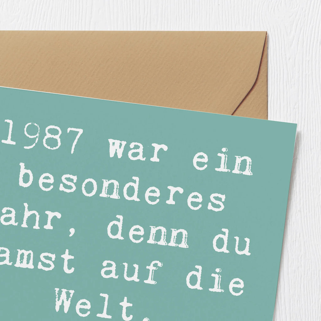 Deluxe Card Saying 1987 war ein besonderes Jahr, denn du kamst auf die Welt. Herzlichen Glückwunsch! Karte, Grußkarte, Klappkarte, Einladungskarte, Glückwunschkarte, Hochzeitskarte, Geburtstagskarte, Hochwertige Grußkarte, Hochwertige Klappkarte, Geburtstag, Geburtstagsgeschenk, Geschenk