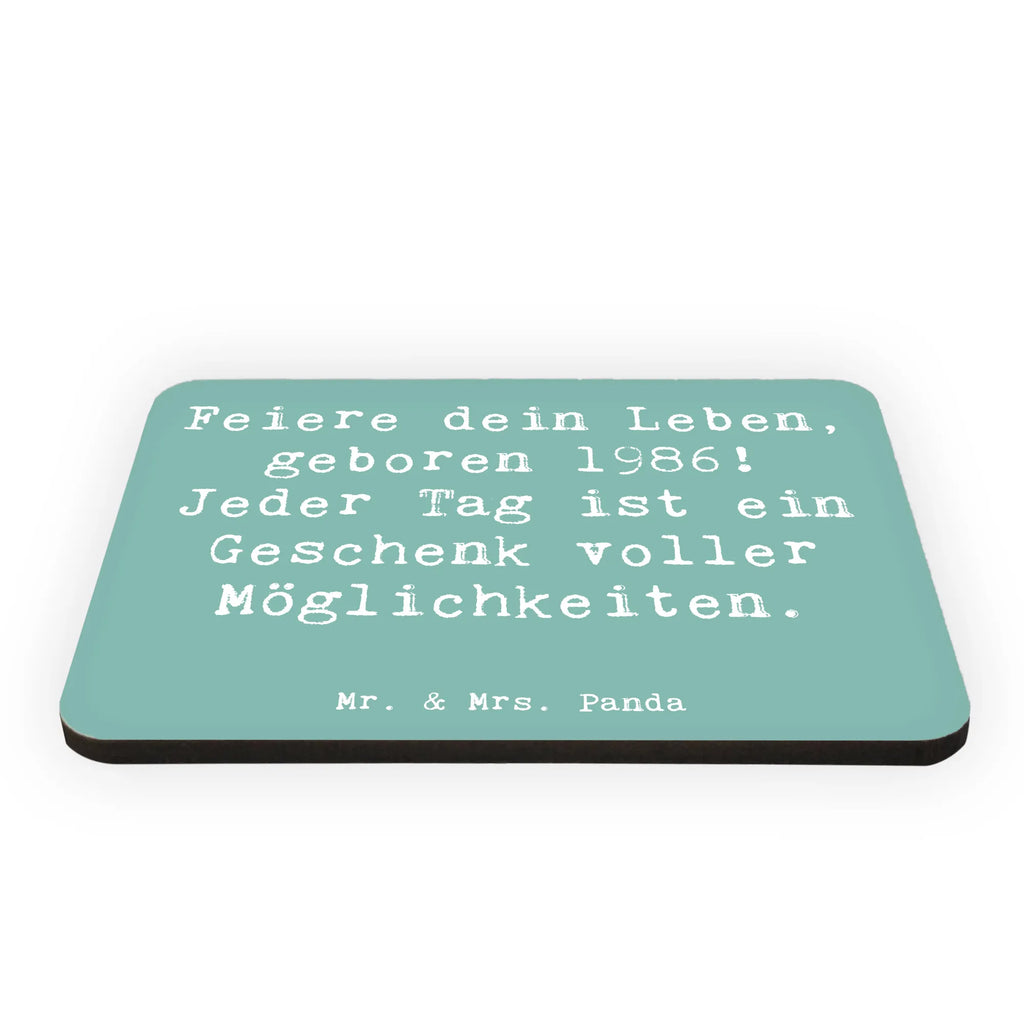 Magnet Saying Feiere dein Leben, geboren 1986! Jeder Tag ist ein Geschenk voller Möglichkeiten. Pinnwandmagnet, Souvenir Magnet, Notiz Magnet, Kühlschrank Dekoration, Whiteboard Magnet, Kühlschrankmagnet, Dekomagnet, Motivmagnete, Geburtstag, Geburtstagsgeschenk, Geschenk