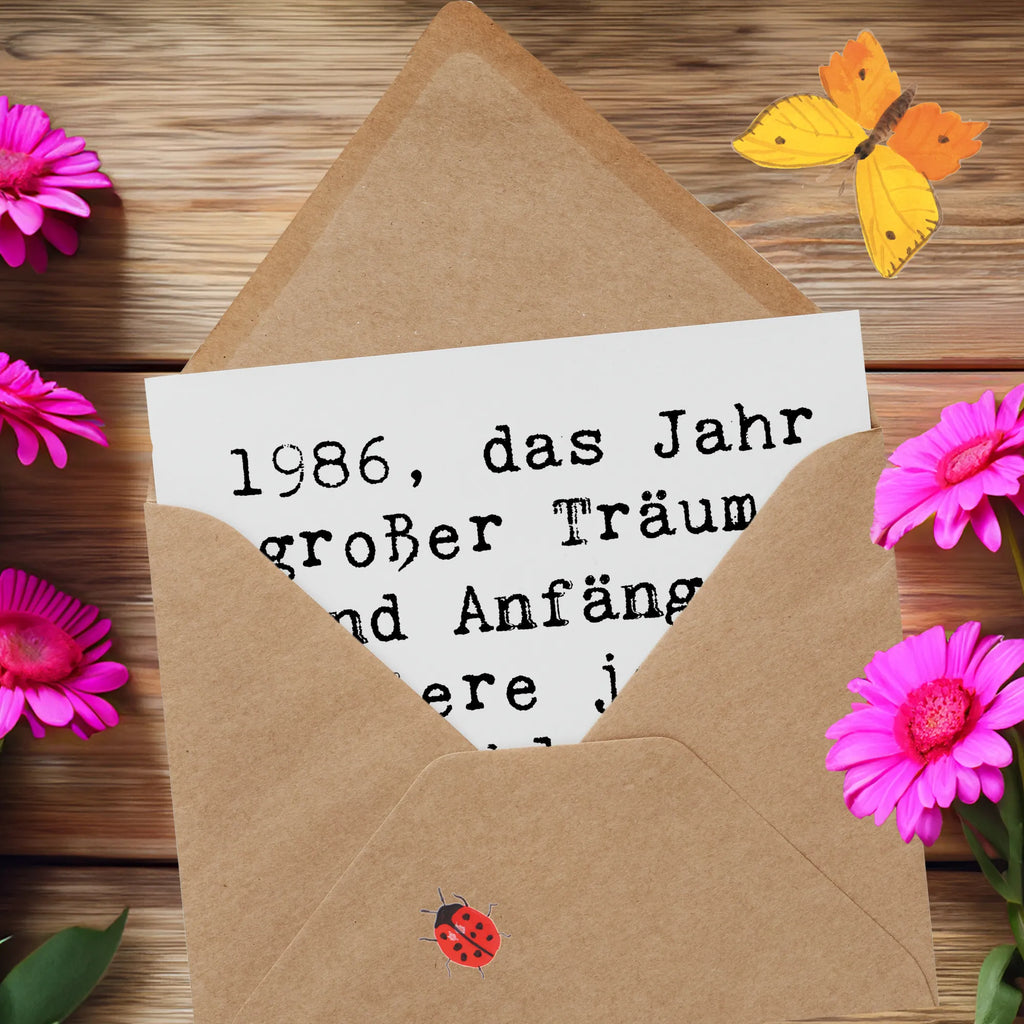 Deluxe Card Saying 1986, das Jahr großer Träume und Anfänge. Feiere jeden glücklichen Moment deines Lebens. Karte, Grußkarte, Klappkarte, Einladungskarte, Glückwunschkarte, Hochzeitskarte, Geburtstagskarte, Hochwertige Grußkarte, Hochwertige Klappkarte, Geburtstag, Geburtstagsgeschenk, Geschenk