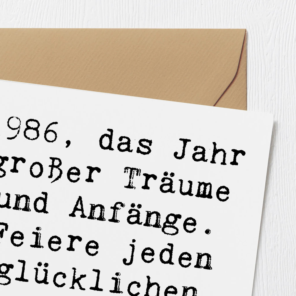Deluxe Card Saying 1986, das Jahr großer Träume und Anfänge. Feiere jeden glücklichen Moment deines Lebens. Karte, Grußkarte, Klappkarte, Einladungskarte, Glückwunschkarte, Hochzeitskarte, Geburtstagskarte, Hochwertige Grußkarte, Hochwertige Klappkarte, Geburtstag, Geburtstagsgeschenk, Geschenk