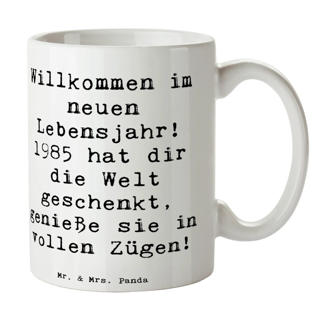 Mug Saying Willkommen im neuen Lebensjahr! 1985 hat dir die Welt geschenkt, genieße sie in vollen Zügen! Tasse, Kaffeetasse, Teetasse, Becher, Kaffeebecher, Teebecher, Keramiktasse, Porzellantasse, Büro Tasse, Geschenk Tasse, Tasse Sprüche, Tasse Motive, Kaffeetassen, Tasse bedrucken, Designer Tasse, Cappuccino Tassen, Schöne Teetassen, Geburtstag, Geburtstagsgeschenk, Geschenk
