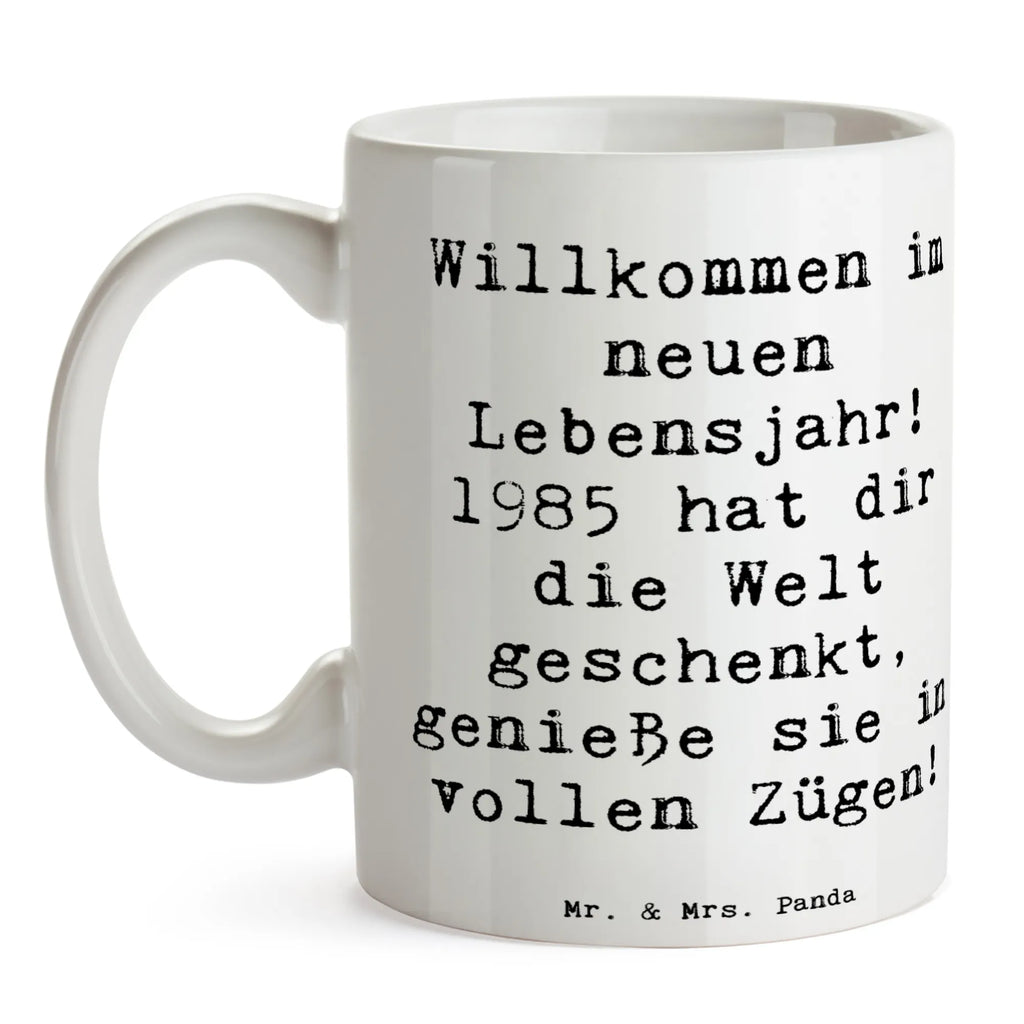 Mug Saying Willkommen im neuen Lebensjahr! 1985 hat dir die Welt geschenkt, genieße sie in vollen Zügen! Tasse, Kaffeetasse, Teetasse, Becher, Kaffeebecher, Teebecher, Keramiktasse, Porzellantasse, Büro Tasse, Geschenk Tasse, Tasse Sprüche, Tasse Motive, Kaffeetassen, Tasse bedrucken, Designer Tasse, Cappuccino Tassen, Schöne Teetassen, Geburtstag, Geburtstagsgeschenk, Geschenk