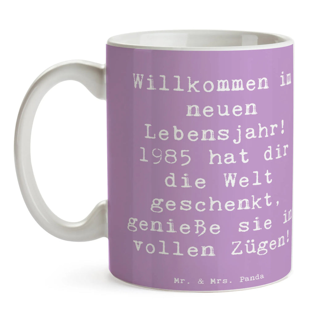 Mug Saying Willkommen im neuen Lebensjahr! 1985 hat dir die Welt geschenkt, genieße sie in vollen Zügen! Tasse, Kaffeetasse, Teetasse, Becher, Kaffeebecher, Teebecher, Keramiktasse, Porzellantasse, Büro Tasse, Geschenk Tasse, Tasse Sprüche, Tasse Motive, Kaffeetassen, Tasse bedrucken, Designer Tasse, Cappuccino Tassen, Schöne Teetassen, Geburtstag, Geburtstagsgeschenk, Geschenk