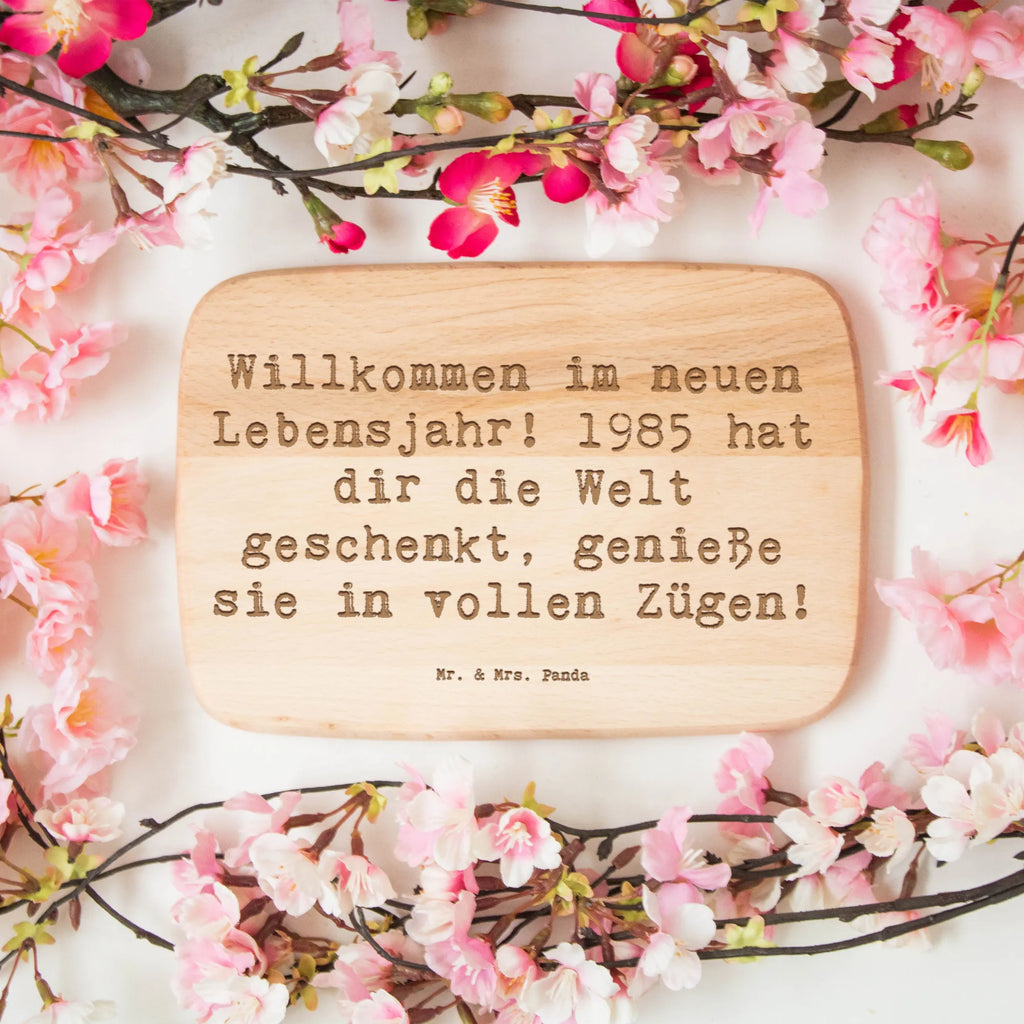 Śniadaniowa deska Przysłowie Willkommen im neuen Lebensjahr! 1985 hat dir die Welt geschenkt, genieße sie in vollen Zügen! Urodziny, prezent urodzinowy, prezent