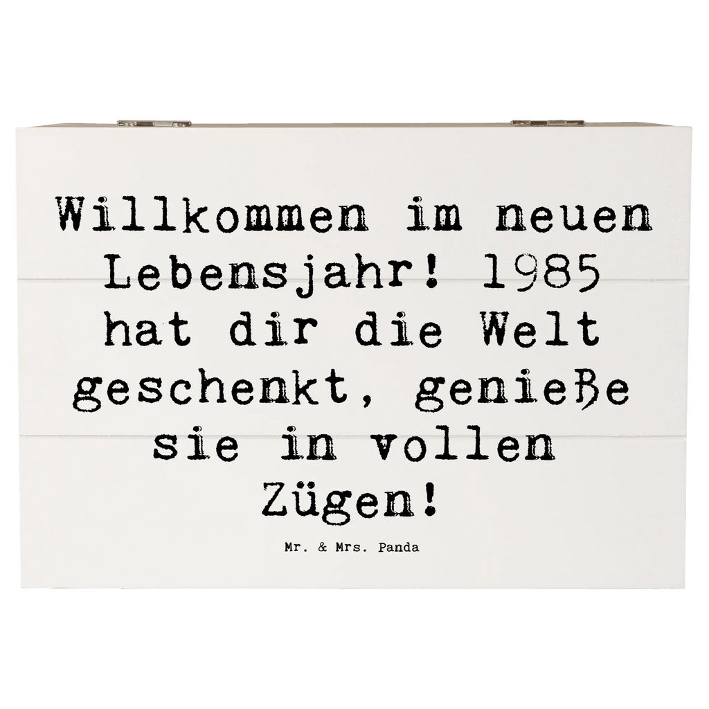 Wooden chest Saying Willkommen im neuen Lebensjahr! 1985 hat dir die Welt geschenkt, genieße sie in vollen Zügen! Kiste, Erinnerungskiste, Geschenkbox, Aufbewahrungsbox, Truhe, XXL, Holzkiste, Erinnerungsbox, Dekokiste, Schatulle, Schatzkiste, Geschenkdose, Geburtstag, Geburtstagsgeschenk, Geschenk