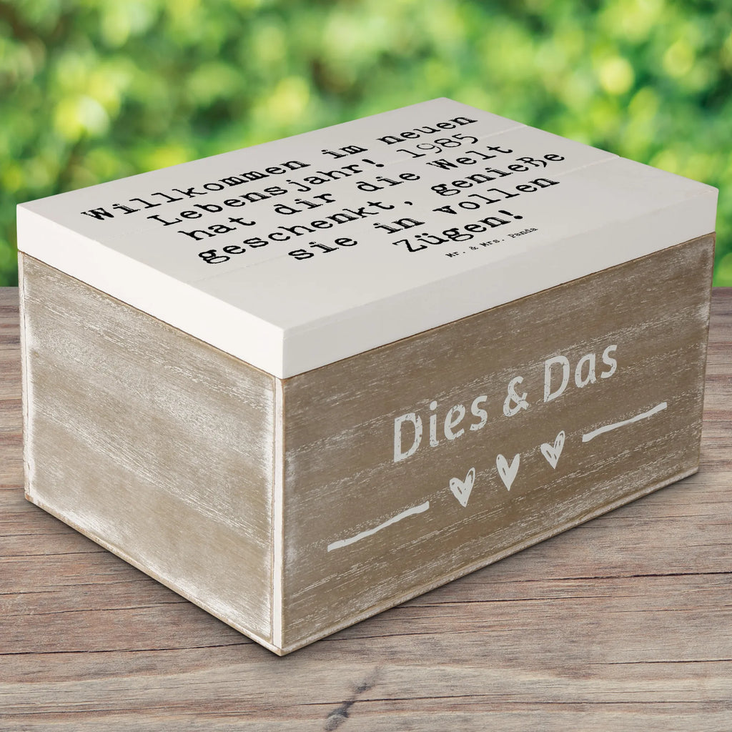 Wooden chest Saying Willkommen im neuen Lebensjahr! 1985 hat dir die Welt geschenkt, genieße sie in vollen Zügen! Kiste, Erinnerungskiste, Geschenkbox, Aufbewahrungsbox, Truhe, XXL, Holzkiste, Erinnerungsbox, Dekokiste, Schatulle, Schatzkiste, Geschenkdose, Geburtstag, Geburtstagsgeschenk, Geschenk