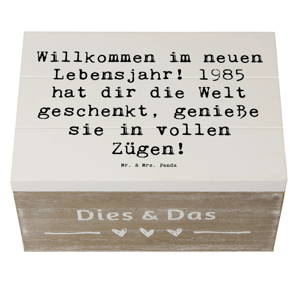 Wooden chest Saying Willkommen im neuen Lebensjahr! 1985 hat dir die Welt geschenkt, genieße sie in vollen Zügen! Kiste, Erinnerungskiste, Geschenkbox, Aufbewahrungsbox, Truhe, XXL, Holzkiste, Erinnerungsbox, Dekokiste, Schatulle, Schatzkiste, Geschenkdose, Geburtstag, Geburtstagsgeschenk, Geschenk