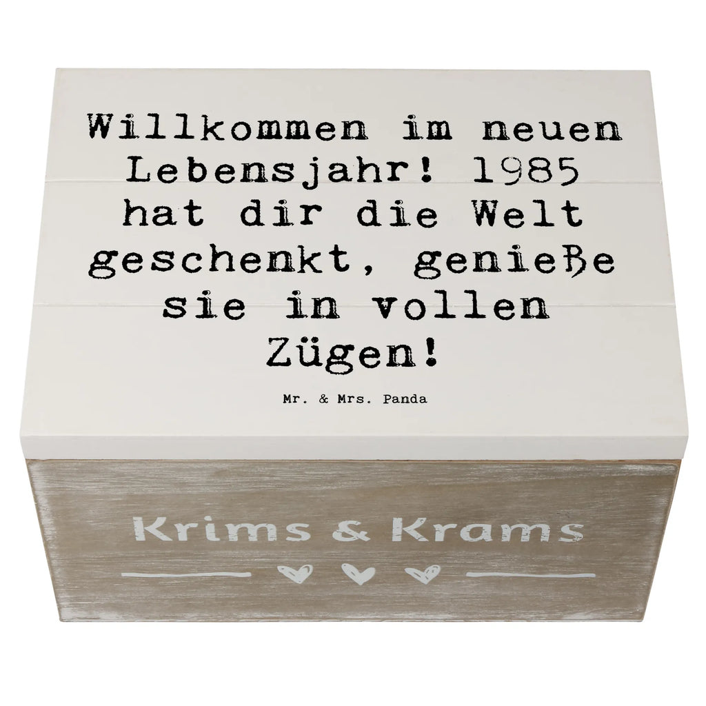 Wooden chest Saying Willkommen im neuen Lebensjahr! 1985 hat dir die Welt geschenkt, genieße sie in vollen Zügen! Kiste, Erinnerungskiste, Geschenkbox, Aufbewahrungsbox, Truhe, XXL, Holzkiste, Erinnerungsbox, Dekokiste, Schatulle, Schatzkiste, Geschenkdose, Geburtstag, Geburtstagsgeschenk, Geschenk