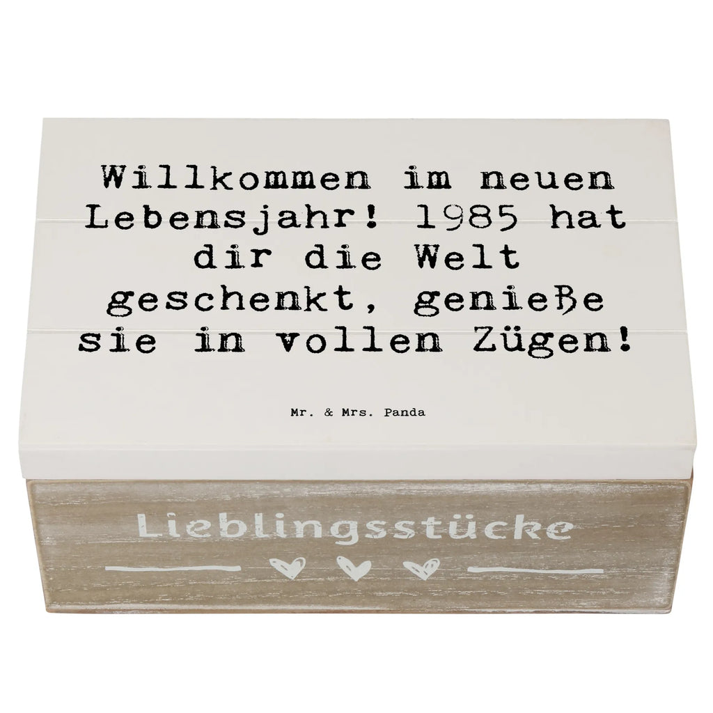 Wooden chest Saying Willkommen im neuen Lebensjahr! 1985 hat dir die Welt geschenkt, genieße sie in vollen Zügen! Kiste, Erinnerungskiste, Geschenkbox, Aufbewahrungsbox, Truhe, XXL, Holzkiste, Erinnerungsbox, Dekokiste, Schatulle, Schatzkiste, Geschenkdose, Geburtstag, Geburtstagsgeschenk, Geschenk