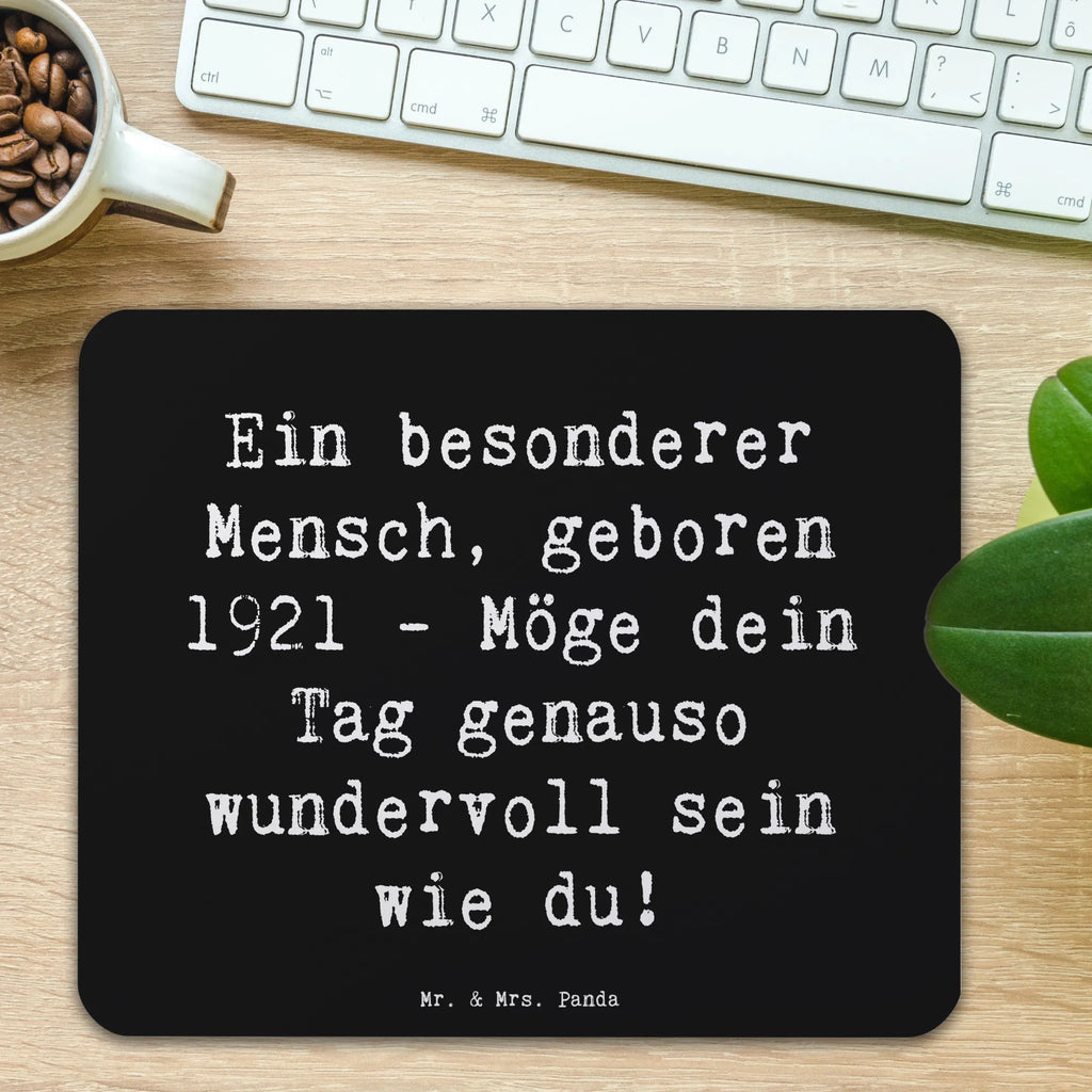 Mauspad Spruch Ein besonderer Mensch, geboren 1921 - Möge dein Tag genauso wundervoll sein wie du! Arbeitszimmer, Mausunterlage, Mauspad, Mousepad, Mauspad Büro, Computer zubehör, Büroausstattung, Designer Mauspad, Einzigartiges Mauspad, PC Zubehör, Geburtstag, Geburtstagsgeschenk, Geschenk
