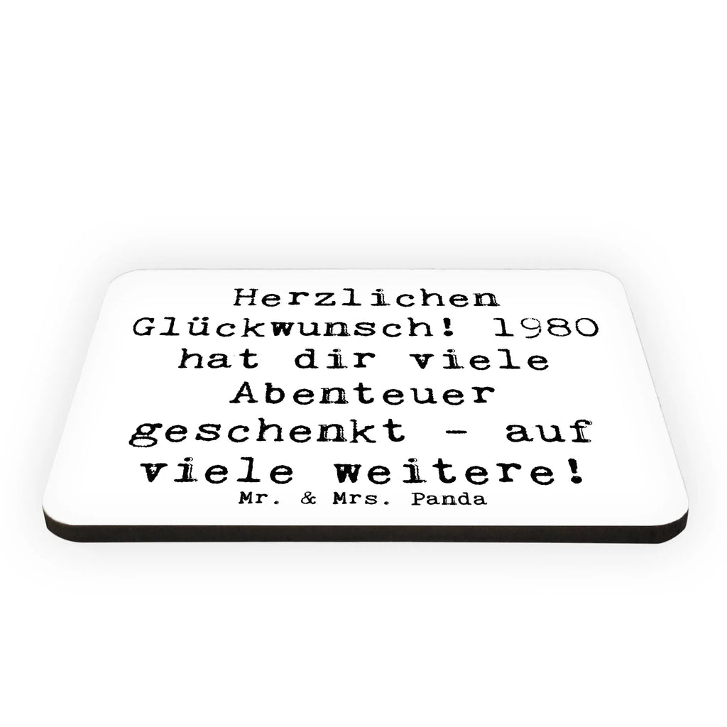 Magnet Saying Herzlichen Glückwunsch! 1980 hat dir viele Abenteuer geschenkt - auf viele weitere! Motivmagnete, Kühlschrankmagnet, Dekomagnet, Whiteboard Magnet, Souvenir Magnet, Kühlschrank Dekoration, Pinnwandmagnet, Notiz Magnet, Geburtstag, Geburtstagsgeschenk, Geschenk