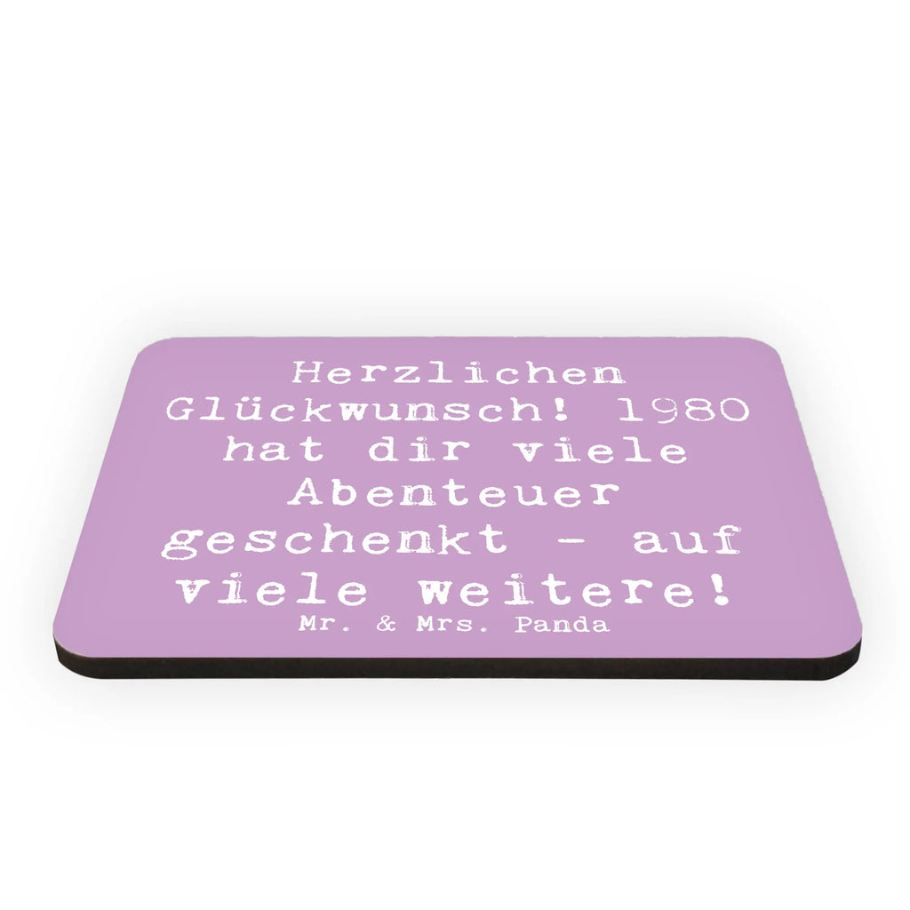 Magnet Saying Herzlichen Glückwunsch! 1980 hat dir viele Abenteuer geschenkt - auf viele weitere! Motivmagnete, Kühlschrankmagnet, Dekomagnet, Whiteboard Magnet, Souvenir Magnet, Kühlschrank Dekoration, Pinnwandmagnet, Notiz Magnet, Geburtstag, Geburtstagsgeschenk, Geschenk