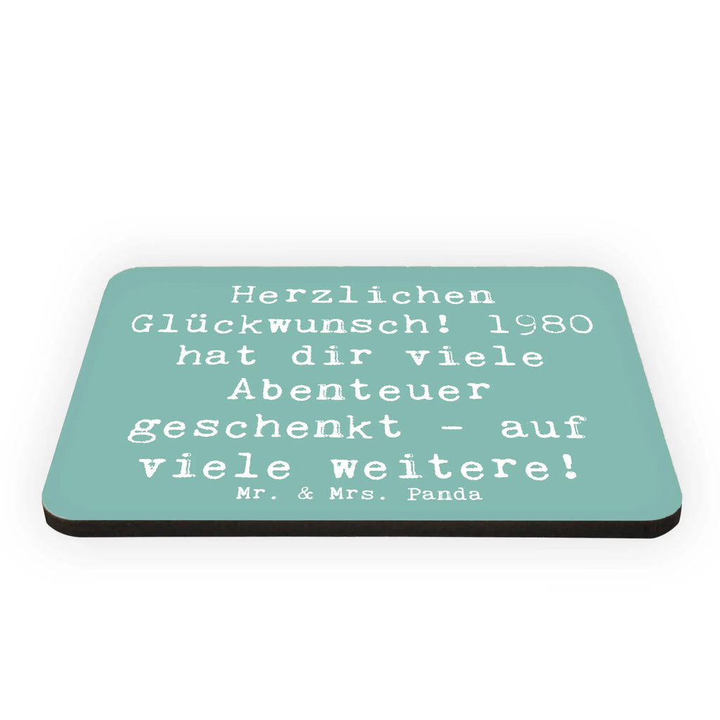 Magnet Saying Herzlichen Glückwunsch! 1980 hat dir viele Abenteuer geschenkt - auf viele weitere! Motivmagnete, Kühlschrankmagnet, Dekomagnet, Whiteboard Magnet, Souvenir Magnet, Kühlschrank Dekoration, Pinnwandmagnet, Notiz Magnet, Geburtstag, Geburtstagsgeschenk, Geschenk