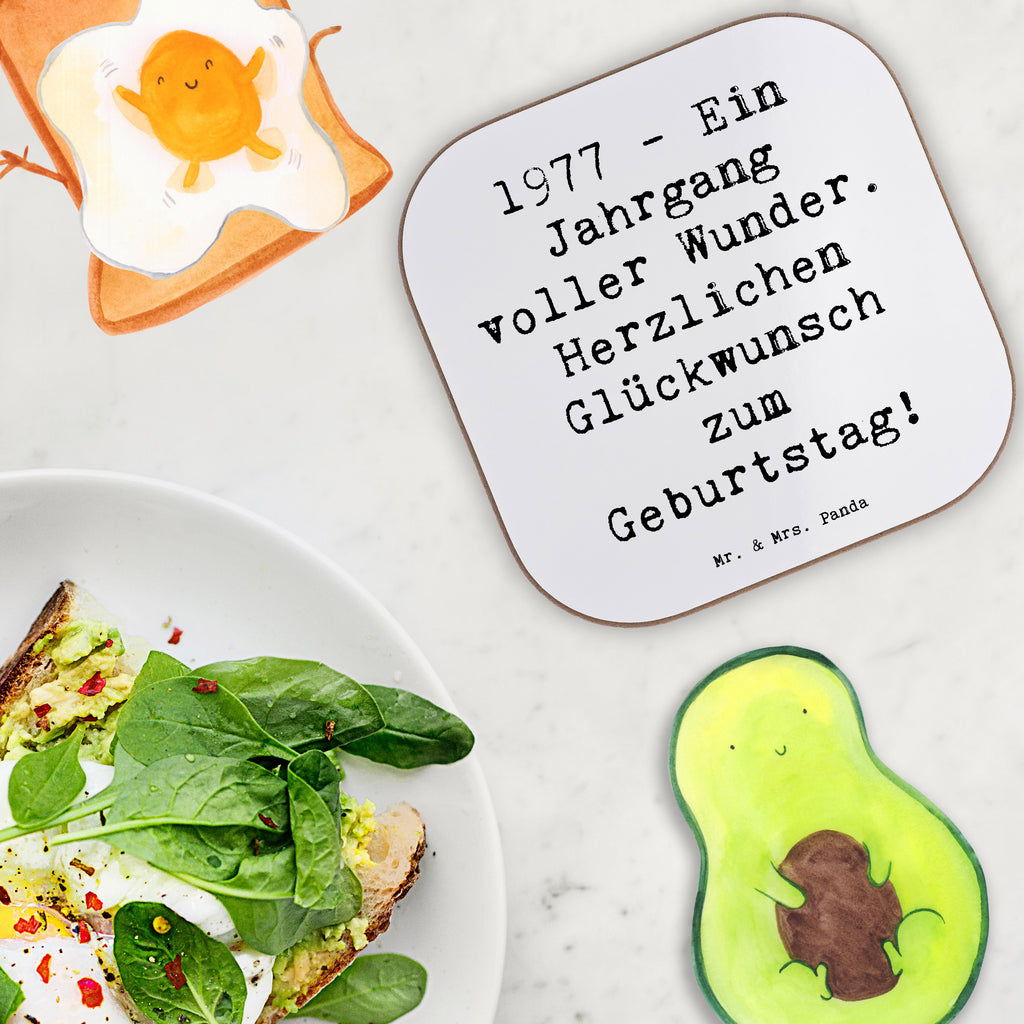 Podkładka Powiedzenie 1977 - Ein Jahrgang voller Wunder. Herzlichen Glückwunsch zum Geburtstag! Tassen Untersetzer, Getränkeuntersetzer, Glasuntersetzer, Untersetzer aus Holz, Bierdeckel, Untersetzer, Untersetzer Gläser, Holzuntersetzer, Untersetzer für Gläser, Korkuntersetzer, Untersetzer Design, Untersetzer Holz, Geburtstag, Geburtstagsgeschenk, Geschenk