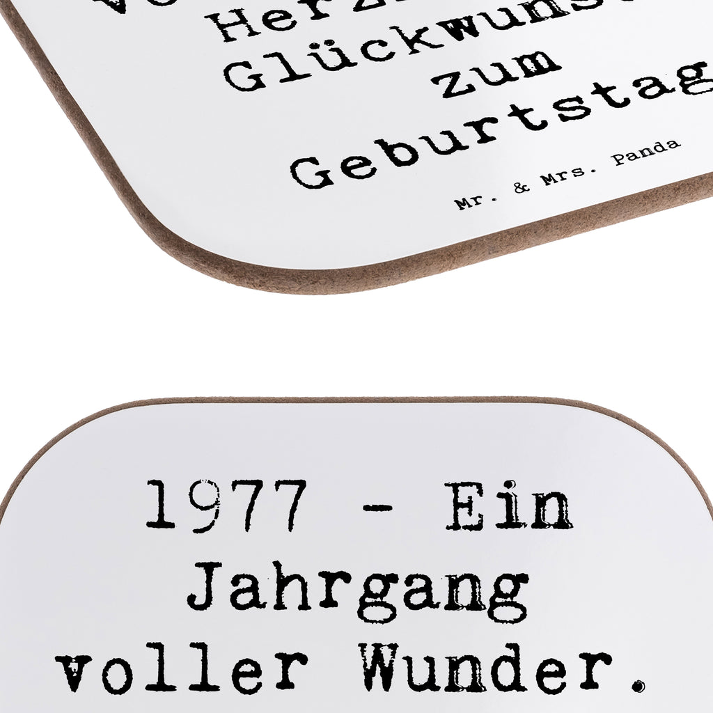 Podkładka Powiedzenie 1977 - Ein Jahrgang voller Wunder. Herzlichen Glückwunsch zum Geburtstag! Tassen Untersetzer, Getränkeuntersetzer, Glasuntersetzer, Untersetzer aus Holz, Bierdeckel, Untersetzer, Untersetzer Gläser, Holzuntersetzer, Untersetzer für Gläser, Korkuntersetzer, Untersetzer Design, Untersetzer Holz, Geburtstag, Geburtstagsgeschenk, Geschenk