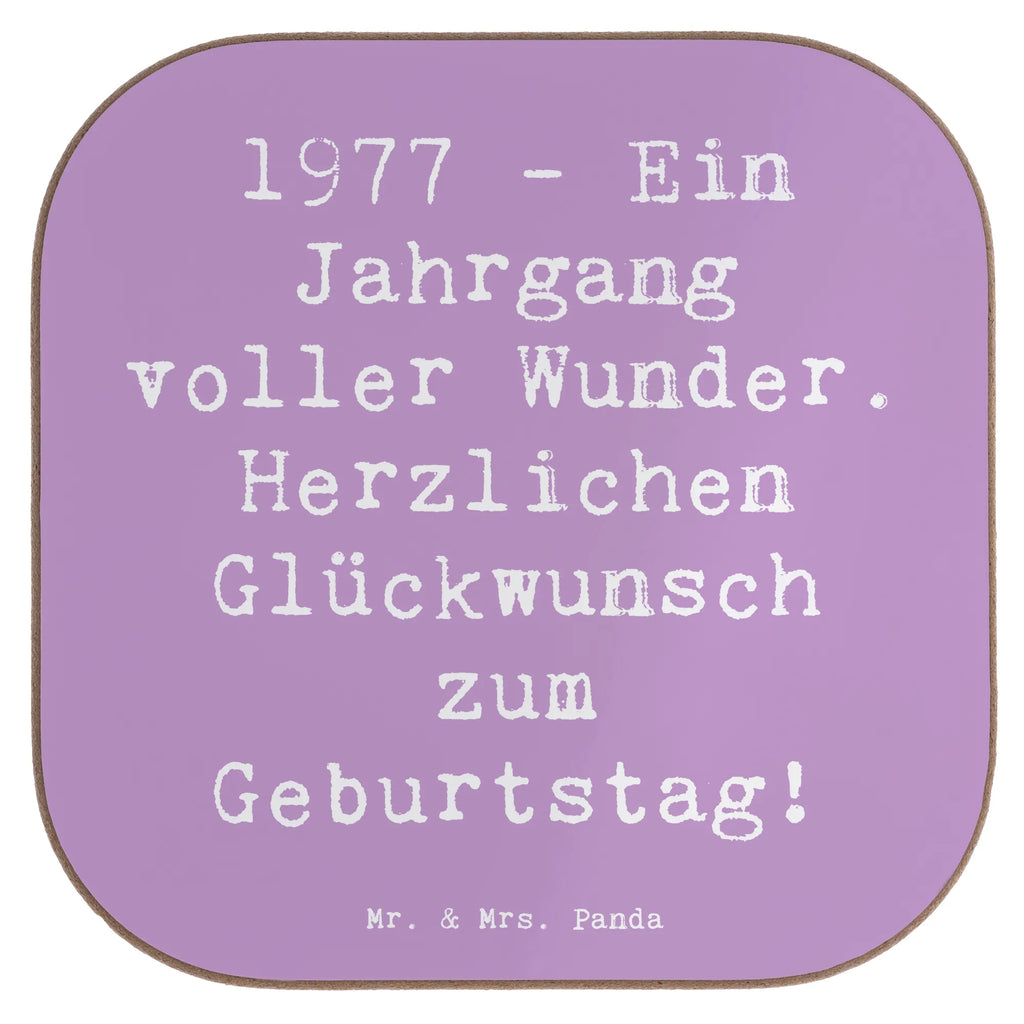 Podkładka Powiedzenie 1977 - Ein Jahrgang voller Wunder. Herzlichen Glückwunsch zum Geburtstag! Tassen Untersetzer, Getränkeuntersetzer, Glasuntersetzer, Untersetzer aus Holz, Bierdeckel, Untersetzer, Untersetzer Gläser, Holzuntersetzer, Untersetzer für Gläser, Korkuntersetzer, Untersetzer Design, Untersetzer Holz, Geburtstag, Geburtstagsgeschenk, Geschenk