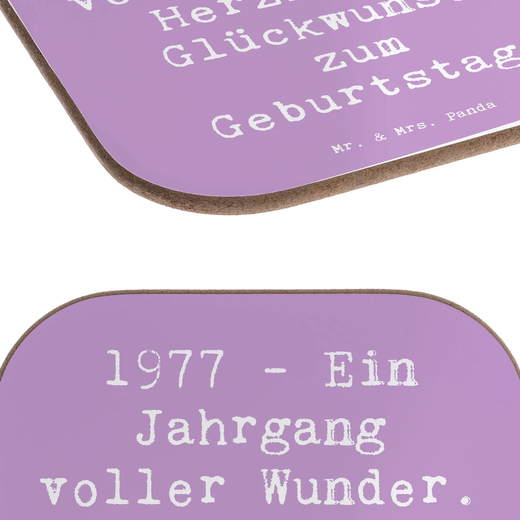 Podkładka Powiedzenie 1977 - Ein Jahrgang voller Wunder. Herzlichen Glückwunsch zum Geburtstag! Tassen Untersetzer, Getränkeuntersetzer, Glasuntersetzer, Untersetzer aus Holz, Bierdeckel, Untersetzer, Untersetzer Gläser, Holzuntersetzer, Untersetzer für Gläser, Korkuntersetzer, Untersetzer Design, Untersetzer Holz, Geburtstag, Geburtstagsgeschenk, Geschenk