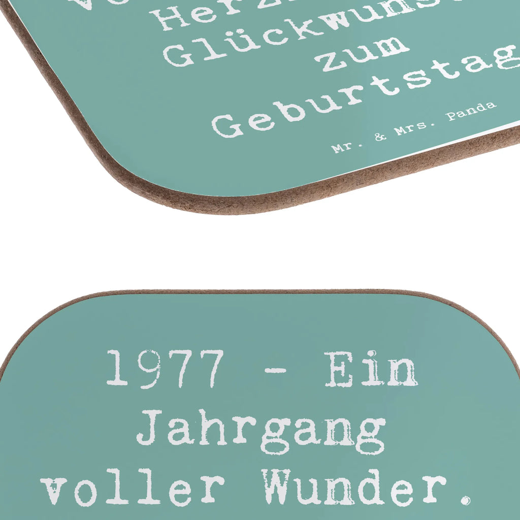 Podkładka Powiedzenie 1977 - Ein Jahrgang voller Wunder. Herzlichen Glückwunsch zum Geburtstag! Tassen Untersetzer, Getränkeuntersetzer, Glasuntersetzer, Untersetzer aus Holz, Bierdeckel, Untersetzer, Untersetzer Gläser, Holzuntersetzer, Untersetzer für Gläser, Korkuntersetzer, Untersetzer Design, Untersetzer Holz, Geburtstag, Geburtstagsgeschenk, Geschenk