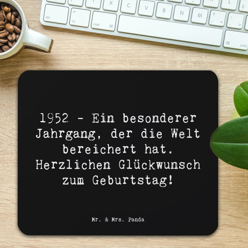 Mouse mat Saying 1952 - Ein besonderer Jahrgang, der die Welt bereichert hat. Herzlichen Glückwunsch zum Geburtstag! Mousepad, Einzigartiges Mauspad, Büroausstattung, Mauspad Büro, Arbeitszimmer, Computer zubehör, Mauspad, Designer Mauspad, PC Zubehör, Mausunterlage, Geburtstag, Geburtstagsgeschenk, Geschenk