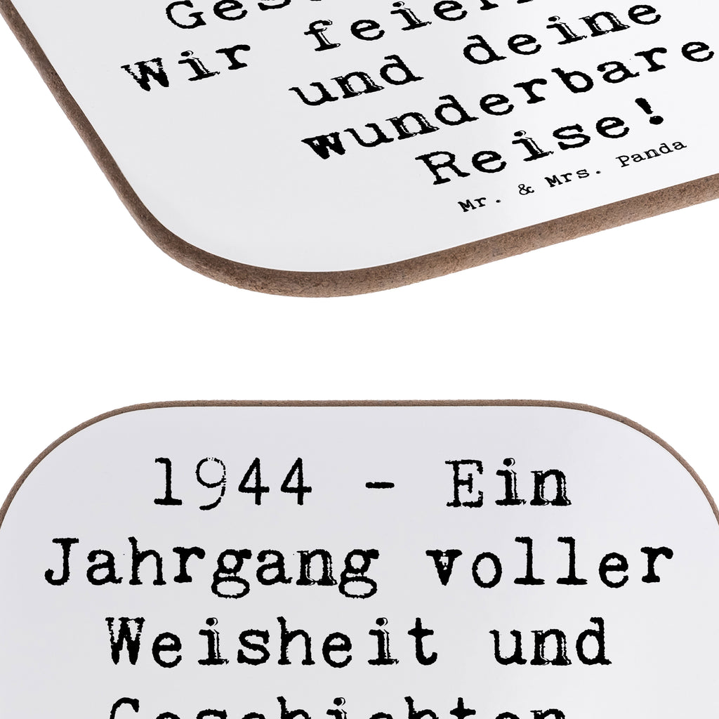 Square coaster Saying 1944 - Ein Jahrgang voller Weisheit und Geschichten. Wir feiern dich und deine wunderbare Reise! Untersetzer für Gläser, Getränkeuntersetzer, Holzuntersetzer, Untersetzer, Bierdeckel, Tassen Untersetzer, Untersetzer Holz, Korkuntersetzer, Untersetzer Design, Untersetzer aus Holz, Glasuntersetzer, Untersetzer Gläser, Geburtstag, Geburtstagsgeschenk, Geschenk