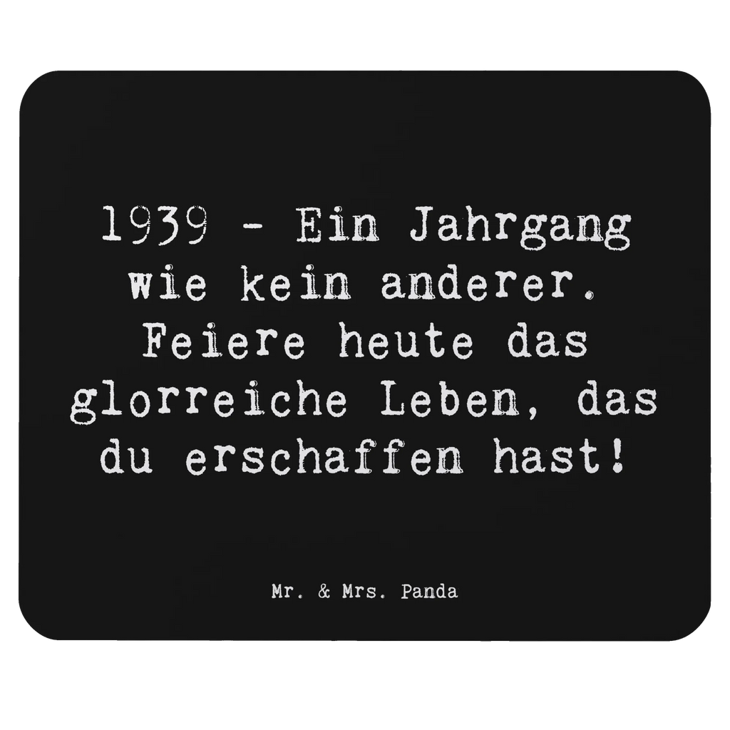 Mouse mat Saying 1939 - Ein Jahrgang wie kein anderer. Feiere heute das glorreiche Leben, das du erschaffen hast! Einzigartiges Mauspad, Mausunterlage, Computer zubehör, PC Zubehör, Mauspad Büro, Büroausstattung, Arbeitszimmer, Mauspad, Designer Mauspad, Mousepad, Geburtstag, Geburtstagsgeschenk, Geschenk