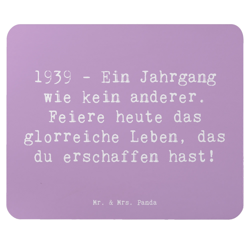 Mouse mat Saying 1939 - Ein Jahrgang wie kein anderer. Feiere heute das glorreiche Leben, das du erschaffen hast! Einzigartiges Mauspad, Mausunterlage, Computer zubehör, PC Zubehör, Mauspad Büro, Büroausstattung, Arbeitszimmer, Mauspad, Designer Mauspad, Mousepad, Geburtstag, Geburtstagsgeschenk, Geschenk