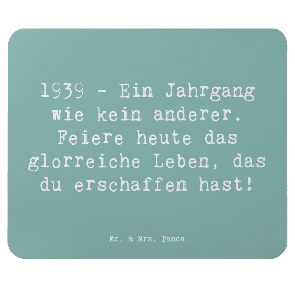 Mouse mat Saying 1939 - Ein Jahrgang wie kein anderer. Feiere heute das glorreiche Leben, das du erschaffen hast! Einzigartiges Mauspad, Mausunterlage, Computer zubehör, PC Zubehör, Mauspad Büro, Büroausstattung, Arbeitszimmer, Mauspad, Designer Mauspad, Mousepad, Geburtstag, Geburtstagsgeschenk, Geschenk