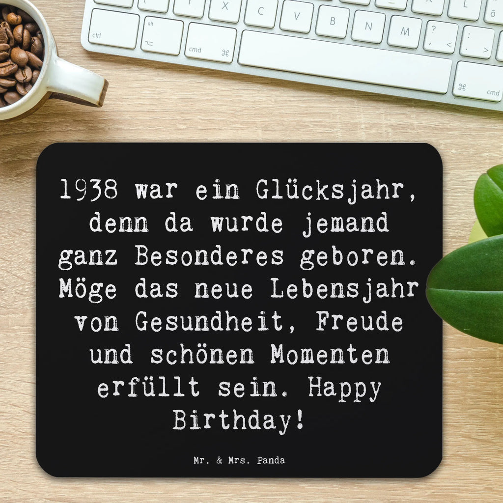 Mouse mat Saying 1938 war ein Glücksjahr, denn da wurde jemand ganz Besonderes geboren. Möge das neue Lebensjahr von Gesundheit, Freude und schönen Momenten erfüllt sein. Happy Birthday! Mauspad Büro, Designer Mauspad, PC Zubehör, Mauspad, Einzigartiges Mauspad, Mousepad, Computer zubehör, Büroausstattung, Arbeitszimmer, Mausunterlage, Geburtstag, Geburtstagsgeschenk, Geschenk