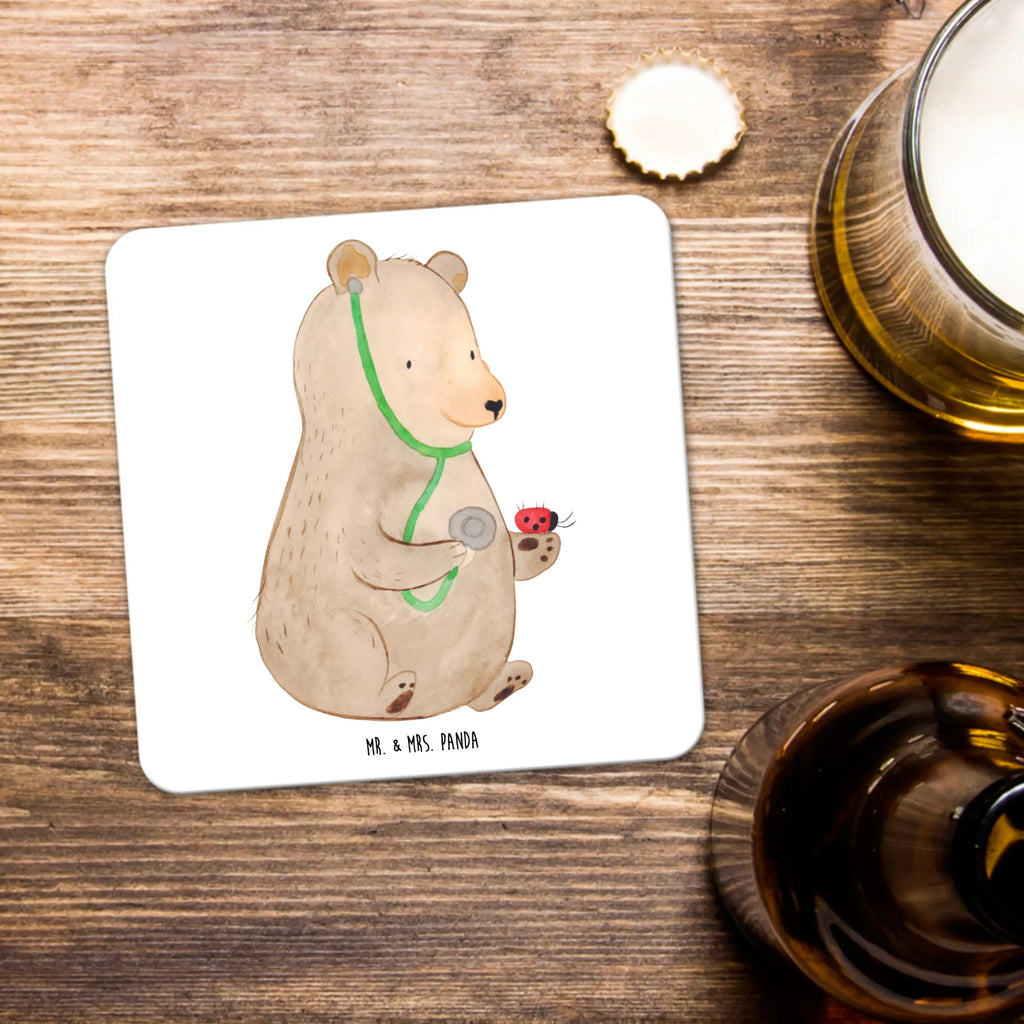 Untersetzer Set Bär Arzt Kunststoffuntersetzer, Glasuntersetzer, Untersetzer für Gläser, Untersetzer Set, Untersetzer Für Getränke, Universaluntersetzer, Coaster, Design-Untersetzer, Untersetzer für Becher, Becheruntersetzer, Getränke­sauguntersetzer, Nachhaltiger Untersetzer, Untersetzer für Tassen, Underlay Für Getränke, Getränke-Coaster, Getränkeuntersetzer, Umweltfreundlicher Untersetzer, Untersetzer Motiv, Handgemachter Untersetzer, Dekoruntersetzer, Rutschfester Untersetzer, Tischuntersetzer, Hitzebeständiger Untersetzer, Tischschutzuntersetzer, Tassenuntersetzer, Untersetzer, Untersetzer Rund, Untersetzer Eckig, Bär, Teddy, Teddybär, Ärztin, Arzt, Doktor, Professor, Doktorin, Professorin