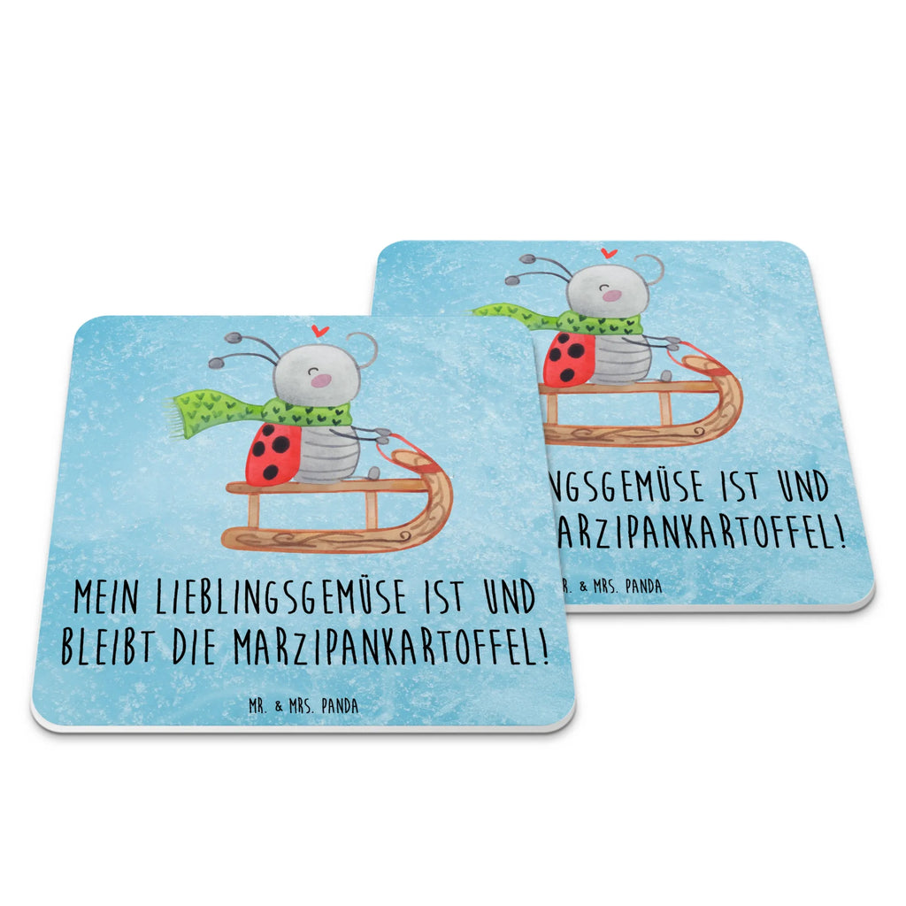 Untersetzer Set Smörle Rodeln Getränke­sauguntersetzer, Underlay Für Getränke, Untersetzer, Untersetzer für Gläser, Untersetzer Set, Design-Untersetzer, Untersetzer Für Getränke, Glasuntersetzer, Rutschfester Untersetzer, Tischuntersetzer, Hitzebeständiger Untersetzer, Universaluntersetzer, Kunststoffuntersetzer, Tassenuntersetzer, Untersetzer für Tassen, Handgemachter Untersetzer, Getränkeuntersetzer, Coaster, Dekoruntersetzer, Untersetzer Motiv, Untersetzer Rund, Umweltfreundlicher Untersetzer, Nachhaltiger Untersetzer, Getränke-Coaster, Becheruntersetzer, Untersetzer für Becher, Untersetzer Eckig, Tischschutzuntersetzer, Winter, Weihnachten, Weihnachtsdeko, Nikolaus, Advent, Heiligabend, Wintermotiv, Schlittenfahren, Smörle, Marzipan