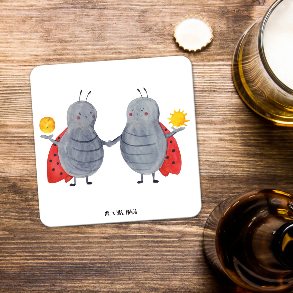 Untersetzer Set Sternzeichen Zwilling Handgemachter Untersetzer, Untersetzer für Becher, Underlay Für Getränke, Untersetzer, Dekoruntersetzer, Getränke­sauguntersetzer, Hitzebeständiger Untersetzer, Rutschfester Untersetzer, Design-Untersetzer, Coaster, Untersetzer Set, Getränke-Coaster, Untersetzer Rund, Becheruntersetzer, Untersetzer Eckig, Nachhaltiger Untersetzer, Untersetzer Motiv, Untersetzer für Tassen, Untersetzer Für Getränke, Universaluntersetzer, Tischuntersetzer, Umweltfreundlicher Untersetzer, Glasuntersetzer, Untersetzer für Gläser, Tischschutzuntersetzer, Getränkeuntersetzer, Tassenuntersetzer, Kunststoffuntersetzer, Tierkreiszeichen, Sternzeichen, Horoskop, Astrologie, Aszendent, Zwillingsschwester, Zwillingsbruder, Marienkäfer, Geburtstag Mai, Glückskäfer, Zwilling Sternzeichen, Geschenk Mai, Zwillinge, Zwilling Geschenk, Geschenk Juni