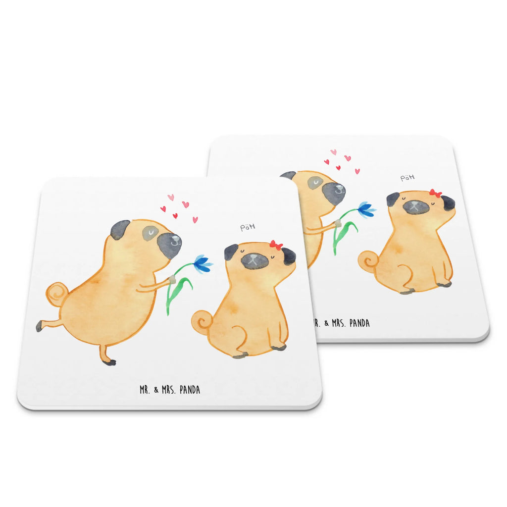 Untersetzer Set Mops Verliebt Tischuntersetzer, Kunststoffuntersetzer, Universaluntersetzer, Design-Untersetzer, Tassenuntersetzer, Umweltfreundlicher Untersetzer, Nachhaltiger Untersetzer, Untersetzer Motiv, Rutschfester Untersetzer, Glasuntersetzer, Handgemachter Untersetzer, Tischschutzuntersetzer, Becheruntersetzer, Untersetzer Rund, Getränkeuntersetzer, Underlay Für Getränke, Dekoruntersetzer, Getränke­sauguntersetzer, Untersetzer Set, Getränke-Coaster, Untersetzer für Becher, Hitzebeständiger Untersetzer, Coaster, Untersetzer Eckig, Untersetzer für Tassen, Untersetzer für Gläser, Untersetzer Für Getränke, Untersetzer, Hund, Hundemotiv, Haustier, Hunderasse, Tierliebhaber, Hundebesitzer, Sprüche, Liebe, Hundeliebe, verliebt, Partner, Möpse, Liebesspruch. Verlobt, Mops, Geschenk Freund