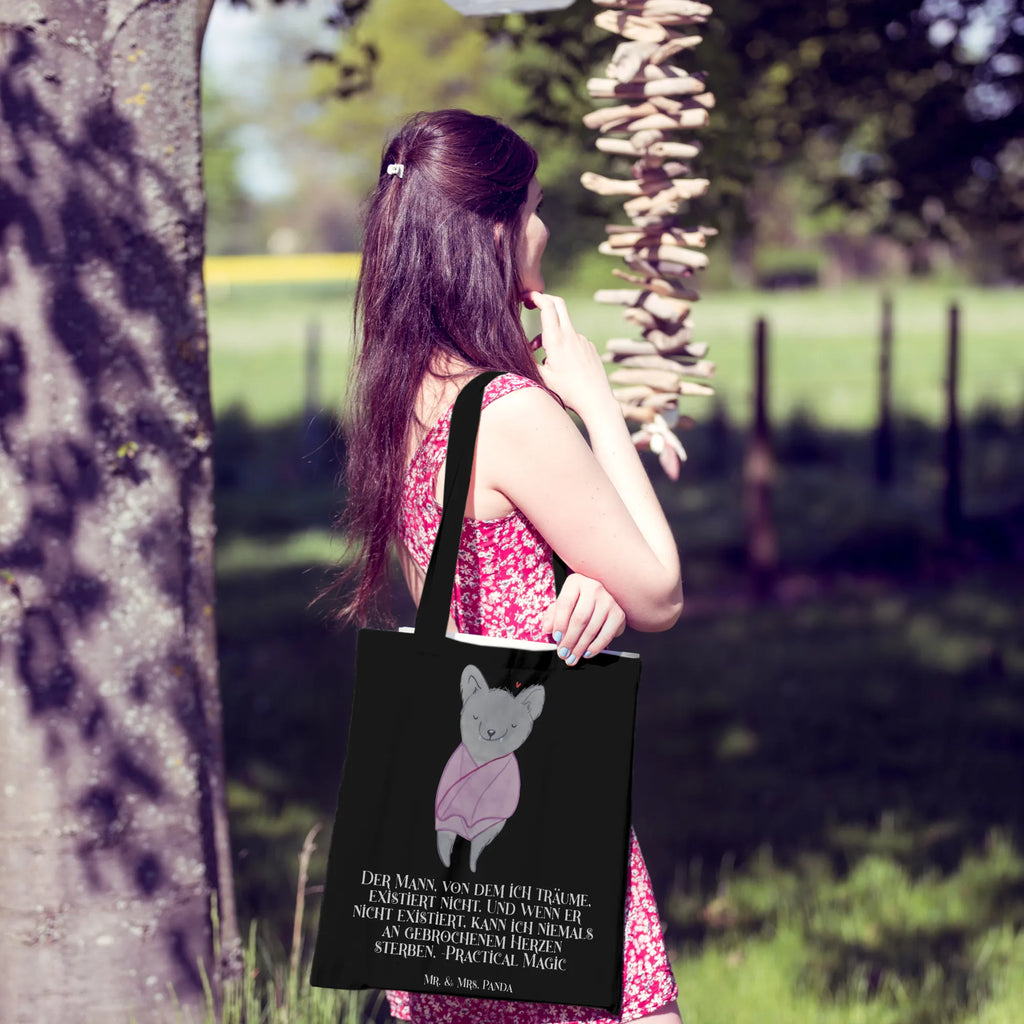 Tote bag Der Mann, von dem ich träume, existiert nicht. Und wenn er nicht existiert, kann ich niemals an gebrochenem Herzen sterben. -Practical Magic Tasche, Schultertasche, Strandtasche, Einkaufstasche, Badetasche, Shopper, Stoffbeutel, Tragetasche, Jutebeutel, Einkaufstüte, Jutetasche, Umhängetasche, Laptoptasche, Stofftasche, Beuteltasche, Beutel, Halloween, Deko, Martinssingen, Dekoration, Geschenke, Schenken