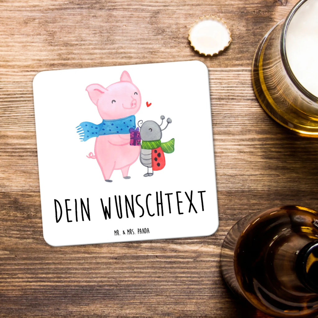 Personalisiertes Untersetzer Set Glühschwein Smörle Untersetzer für Tassen, Untersetzer, Untersetzer Bedruckt, Glasuntersetzer, Untersetzer Set, Untersetzer mit Namen, Kunststoff Untersetzer, Untersetzer Personalisiert, Personalisierte Untersetzer, Untersetzer mit Sprüchen, Wintermotiv, Winter, Heiligabend, Advent, Nikolaus, Weihnachtsdeko, Weihnachten, Herzliches Marienkäfer Motiv, Kreatives Glühschwein Design, Smörle Der Stolze Marienkäfer, Winterlicher Glühwein Spruch, Handgezeichnetes Glühschwein, Glühwein Liebhaber Geschenk, Süßer Marienkäfer Gibt Geschenk, Glühwein Ist Köstlich Spruch, Marienkäfer in Winterkleidung, Romantische Geschenkidee Glühwein