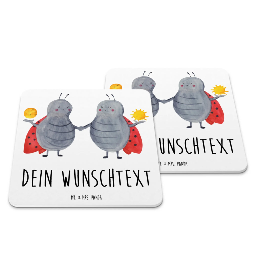 Personalisiertes Untersetzer Set Sternzeichen Zwilling Rundes Untersetzer-Set Mit Wunschname, Coaster Mit Wunschname, Umweltfreundlicher Untersetzer Mit Namensgravur, Untersetzer Für Becher Mit Namensgravur, Becheruntersetzer Mit Namen, Tassenuntersetzer Mit Namensgravur, Universaluntersetzer Mit Namen, Korkuntersetzer Mit Namensdruck, Untersetzer Für Gläser Mit Namen, Tischuntersetzer Mit Namensdruck, Dekoruntersetzer Mit Wunschname, Filzuntersetzer Mit Wunschname, Glasuntersetzer Mit Wunschnamen, Tischschutzuntersetzer Mit Namen, Personalisierter Getränkeuntersetzer, Getränkeuntersetzer Mit Namen, Getränke-Coaster Personalisiert, Handgemachter Untersetzer Mit Namen, Holzuntersetzer Mit Namen, Rutschfester Untersetzer Mit Namen, Hitzebeständiger Untersetzer Mit Wunschname, Design-Untersetzer Mit Namensdruck, Eckiges Untersetzer-Set Mit Namensdruck, Untersetzer Für Tassen Mit Wunschname, Kunststoffuntersetzer Mit Wunschname, Nachhaltiger Untersetzer Mit Wunschname, Motivuntersetzer Mit Wunschname, Tierkreiszeichen, Sternzeichen, Horoskop, Astrologie, Aszendent, Zwillinge, Geburtstag Mai, Zwilling Geschenk, Marienkäfer, Zwillingsbruder, Geschenk Mai, Zwilling Sternzeichen, Geschenk Juni, Glückskäfer, Zwillingsschwester