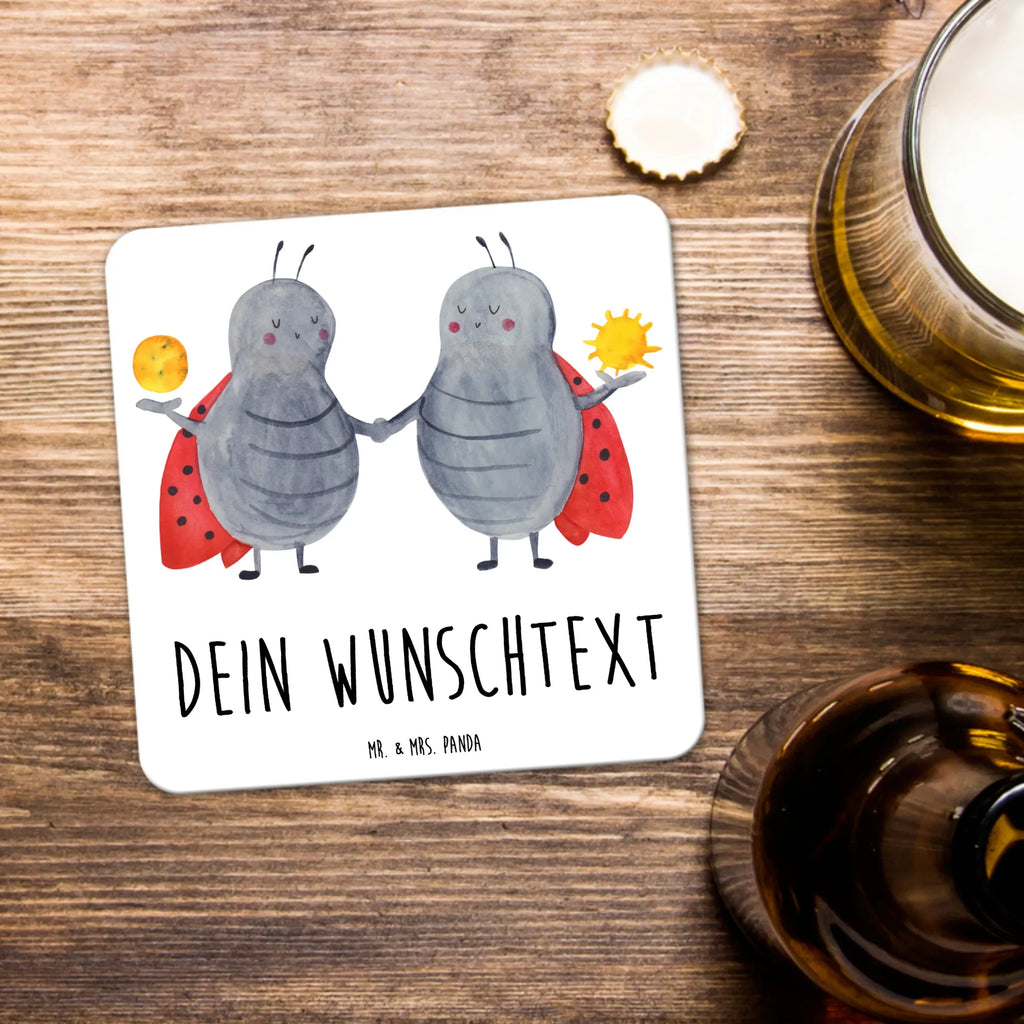 Personalisiertes Untersetzer Set Sternzeichen Zwilling Rundes Untersetzer-Set Mit Wunschname, Coaster Mit Wunschname, Umweltfreundlicher Untersetzer Mit Namensgravur, Untersetzer Für Becher Mit Namensgravur, Becheruntersetzer Mit Namen, Tassenuntersetzer Mit Namensgravur, Universaluntersetzer Mit Namen, Korkuntersetzer Mit Namensdruck, Untersetzer Für Gläser Mit Namen, Tischuntersetzer Mit Namensdruck, Dekoruntersetzer Mit Wunschname, Filzuntersetzer Mit Wunschname, Glasuntersetzer Mit Wunschnamen, Tischschutzuntersetzer Mit Namen, Personalisierter Getränkeuntersetzer, Getränkeuntersetzer Mit Namen, Getränke-Coaster Personalisiert, Handgemachter Untersetzer Mit Namen, Holzuntersetzer Mit Namen, Rutschfester Untersetzer Mit Namen, Hitzebeständiger Untersetzer Mit Wunschname, Design-Untersetzer Mit Namensdruck, Eckiges Untersetzer-Set Mit Namensdruck, Untersetzer Für Tassen Mit Wunschname, Kunststoffuntersetzer Mit Wunschname, Nachhaltiger Untersetzer Mit Wunschname, Motivuntersetzer Mit Wunschname, Tierkreiszeichen, Sternzeichen, Horoskop, Astrologie, Aszendent, Zwillinge, Geburtstag Mai, Zwilling Geschenk, Marienkäfer, Zwillingsbruder, Geschenk Mai, Zwilling Sternzeichen, Geschenk Juni, Glückskäfer, Zwillingsschwester