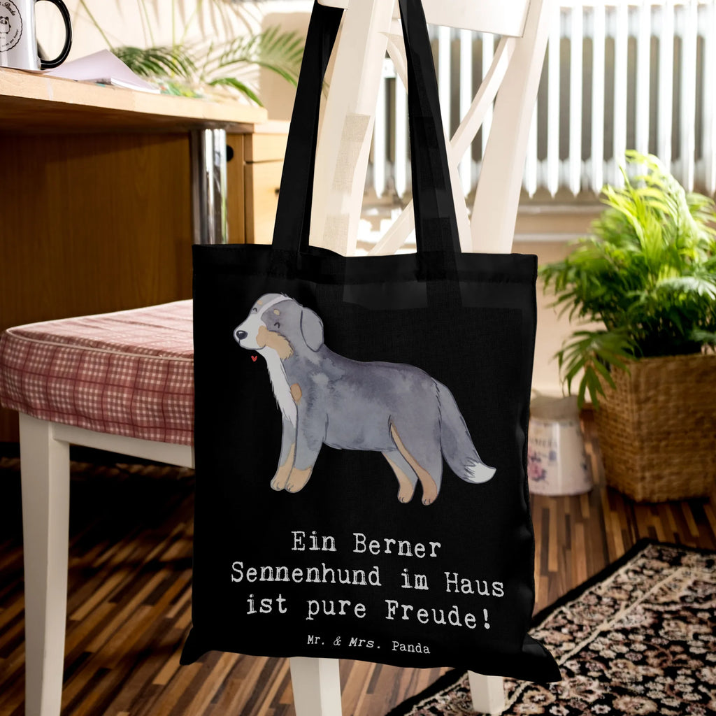 Tote bag Ein Berner Sennenhund im Haus ist pure Freude! Jutebeutel, Beuteltasche, Strandtasche, Tasche, Schultertasche, Laptoptasche, Jutetasche, Shopper, Tragetasche, Badetasche, Stofftasche, Stoffbeutel, Einkaufstasche, Einkaufstüte, Umhängetasche, Beutel, Hund, Hunderasse, Rassehund, Hundebesitzer, Geschenk, Tierfreund, Schenken, Welpe