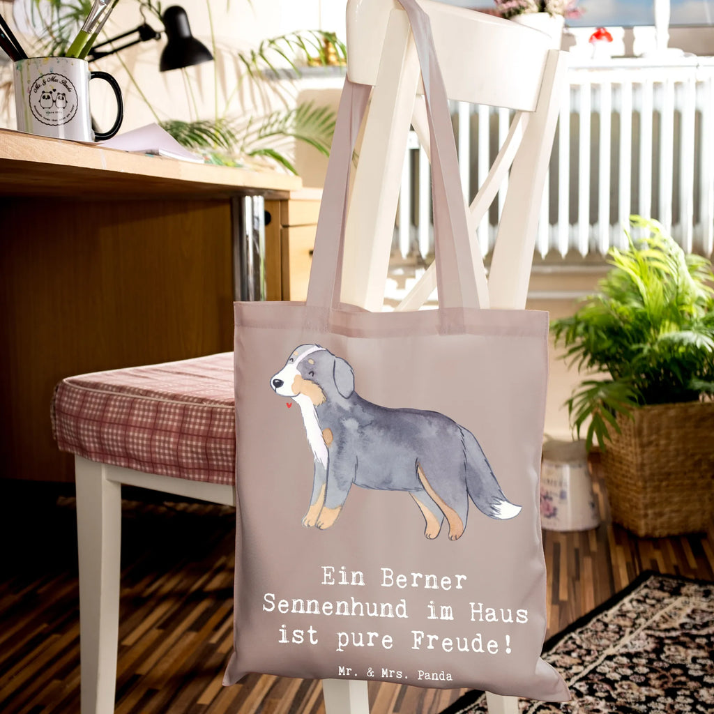 Tote bag Ein Berner Sennenhund im Haus ist pure Freude! Jutebeutel, Beuteltasche, Strandtasche, Tasche, Schultertasche, Laptoptasche, Jutetasche, Shopper, Tragetasche, Badetasche, Stofftasche, Stoffbeutel, Einkaufstasche, Einkaufstüte, Umhängetasche, Beutel, Hund, Hunderasse, Rassehund, Hundebesitzer, Geschenk, Tierfreund, Schenken, Welpe