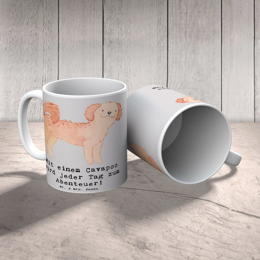 Mug Mit einem Cavapoo wird jeder Tag zum Abenteuer! Tasse mit Zitaten, Teetasse, Bürotasse, Tasse mit Motiven, Porzellantasse, Geschenktasse, Keramiktasse, Kaffeetasse, Tasse, Hund, Hunderasse, Rassehund, Hundebesitzer, Geschenk, Tierfreund, Schenken, Welpe