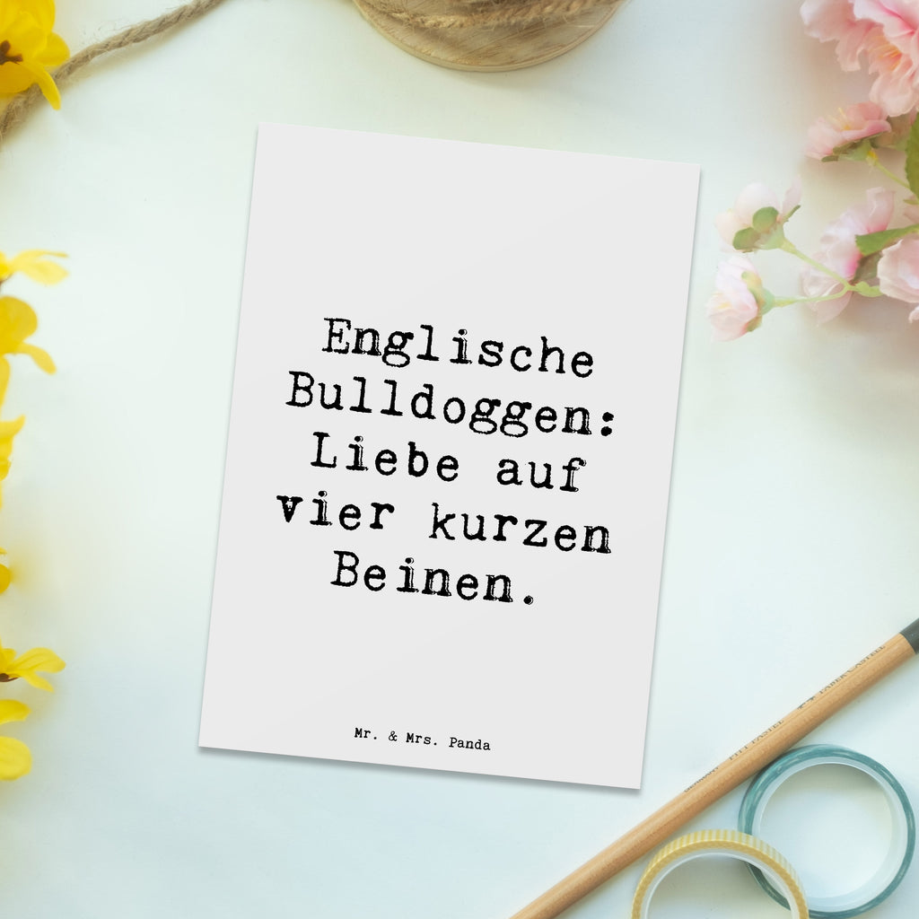 Postcard Saying Englische Bulldoggen: Liebe auf vier kurzen Beinen. Einladung, Geburtstagskarte, Einladung Geburtstag, Einladungskarten Geburtstag, Einladungskarte, Karte, Geschenkkarte, Ansichtskarten, Postkarte, Dankeskarte, Ansichtskarte, Grußkarte, Hund, Hunderasse, Rassehund, Hundebesitzer, Geschenk, Tierfreund, Schenken, Welpe
