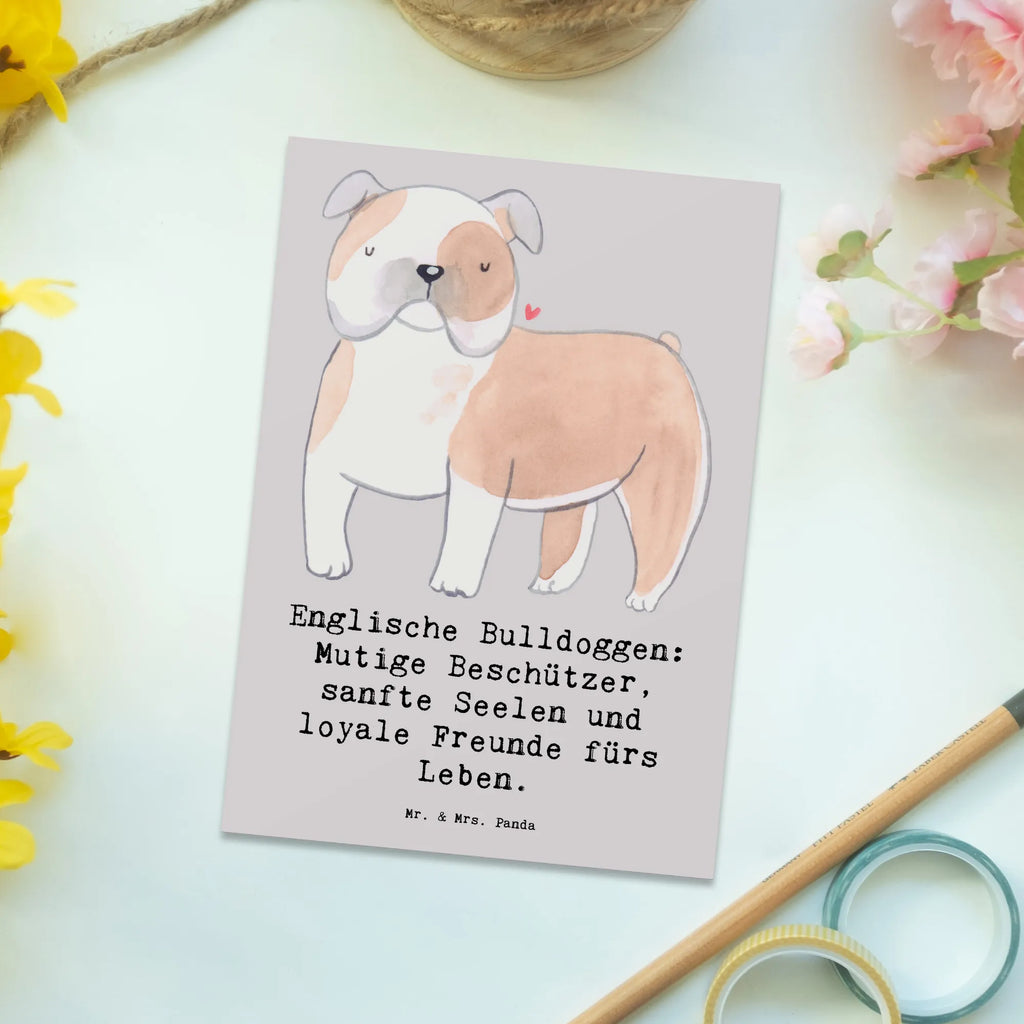 Postcard Englische Bulldoggen: Mutige Beschützer, sanfte Seelen und loyale Freunde fürs Leben. Grußkarte, Einladung, Einladungskarten Geburtstag, Ansichtskarten, Geburtstagskarte, Karte, Geschenkkarte, Einladungskarte, Dankeskarte, Postkarte, Einladung Geburtstag, Ansichtskarte, Hund, Hunderasse, Rassehund, Hundebesitzer, Geschenk, Tierfreund, Schenken, Welpe