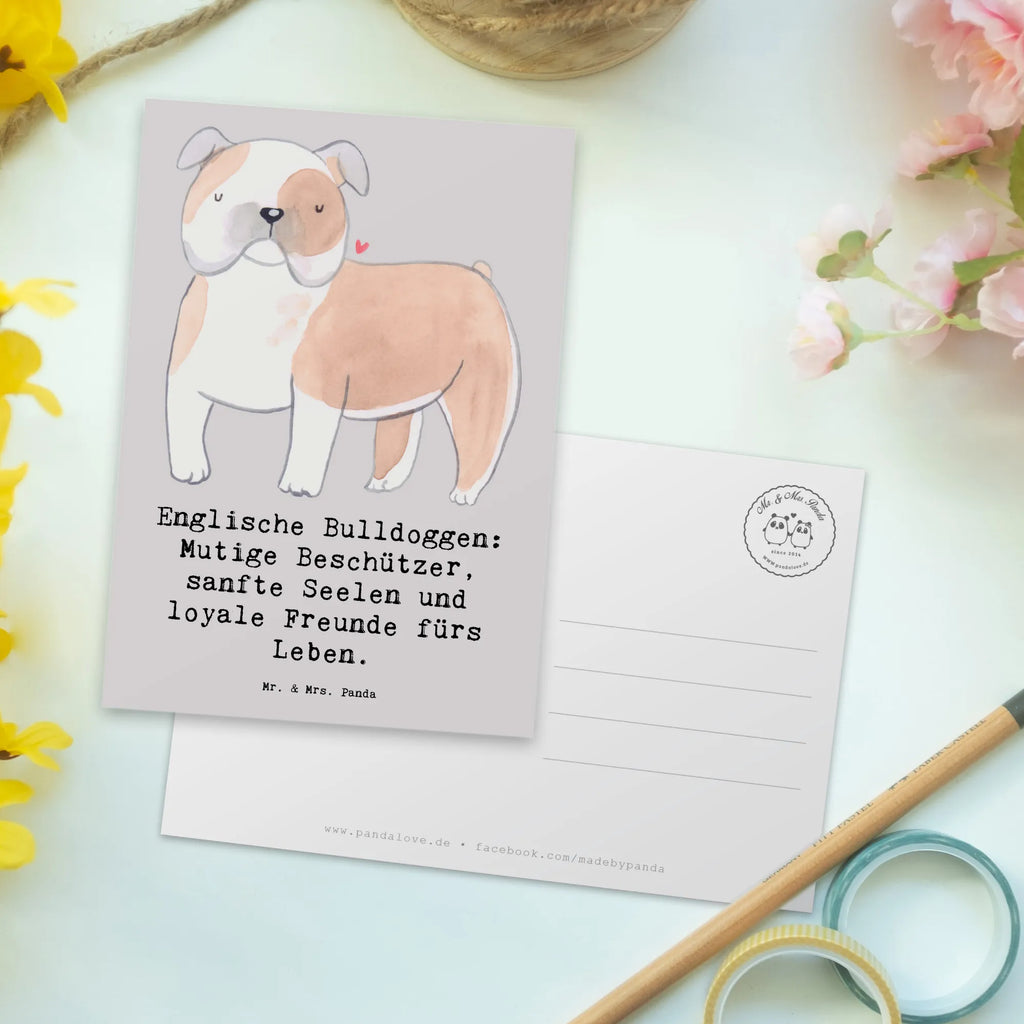 Postcard Englische Bulldoggen: Mutige Beschützer, sanfte Seelen und loyale Freunde fürs Leben. Grußkarte, Einladung, Einladungskarten Geburtstag, Ansichtskarten, Geburtstagskarte, Karte, Geschenkkarte, Einladungskarte, Dankeskarte, Postkarte, Einladung Geburtstag, Ansichtskarte, Hund, Hunderasse, Rassehund, Hundebesitzer, Geschenk, Tierfreund, Schenken, Welpe