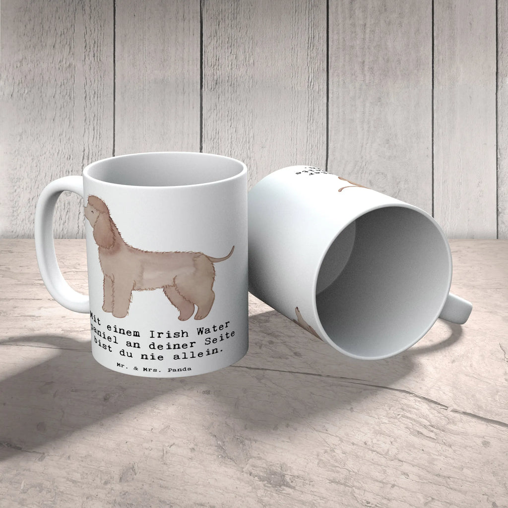 Mug Mit einem Irish Water Spaniel an deiner Seite bist du nie allein. Keramiktasse, Tasse, Porzellantasse, Geschenktasse, Kaffeetasse, Tasse mit Motiven, Bürotasse, Teetasse, Tasse mit Zitaten, Hund, Hunderasse, Rassehund, Hundebesitzer, Geschenk, Tierfreund, Schenken, Welpe
