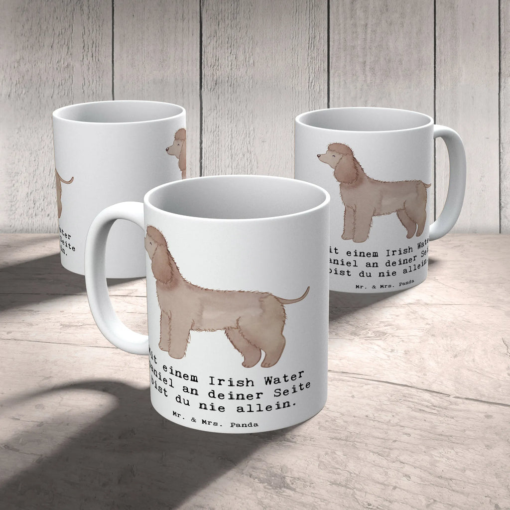 Mug Mit einem Irish Water Spaniel an deiner Seite bist du nie allein. Keramiktasse, Tasse, Porzellantasse, Geschenktasse, Kaffeetasse, Tasse mit Motiven, Bürotasse, Teetasse, Tasse mit Zitaten, Hund, Hunderasse, Rassehund, Hundebesitzer, Geschenk, Tierfreund, Schenken, Welpe