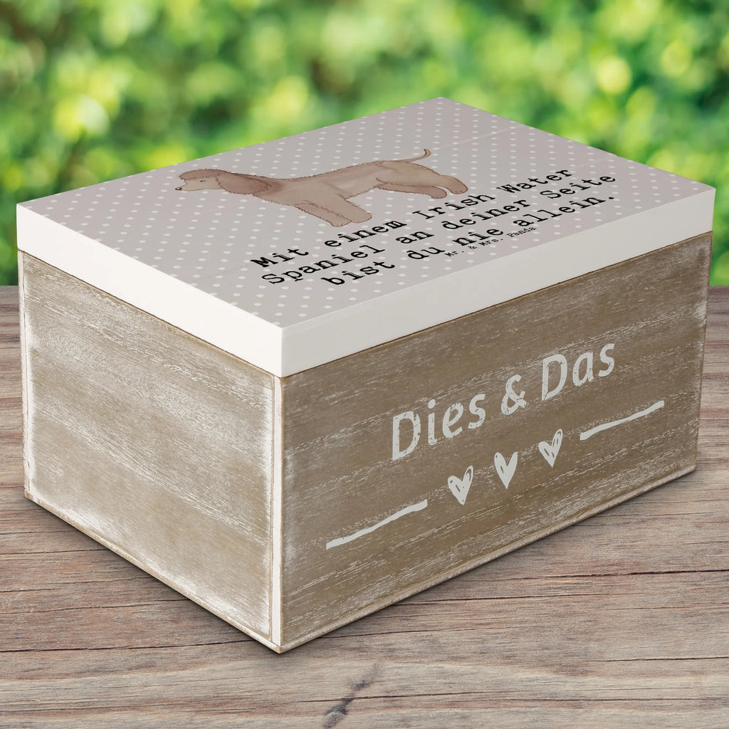 Wooden chest Mit einem Irish Water Spaniel an deiner Seite bist du nie allein. Holzkiste, Schatulle, Kiste, Aufbewahrungsbox, Geschenkdose, Erinnerungsbox, XXL, Geschenkbox, Truhe, Dekokiste, Schatzkiste, Erinnerungskiste, Hund, Hunderasse, Rassehund, Hundebesitzer, Geschenk, Tierfreund, Schenken, Welpe