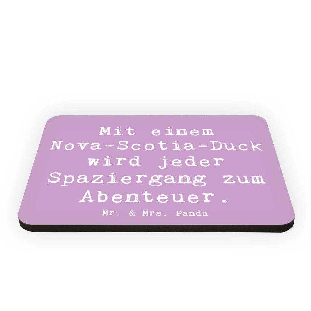 Magnet Saying Mit einem Nova-Scotia-Duck wird jeder Spaziergang zum Abenteuer. Kühlschrank Dekoration, Pinnwandmagnet, Whiteboard Magnet, Motivmagnete, Kühlschrankmagnet, Dekomagnet, Notiz Magnet, Souvenir Magnet, Hund, Hunderasse, Rassehund, Hundebesitzer, Geschenk, Tierfreund, Schenken, Welpe